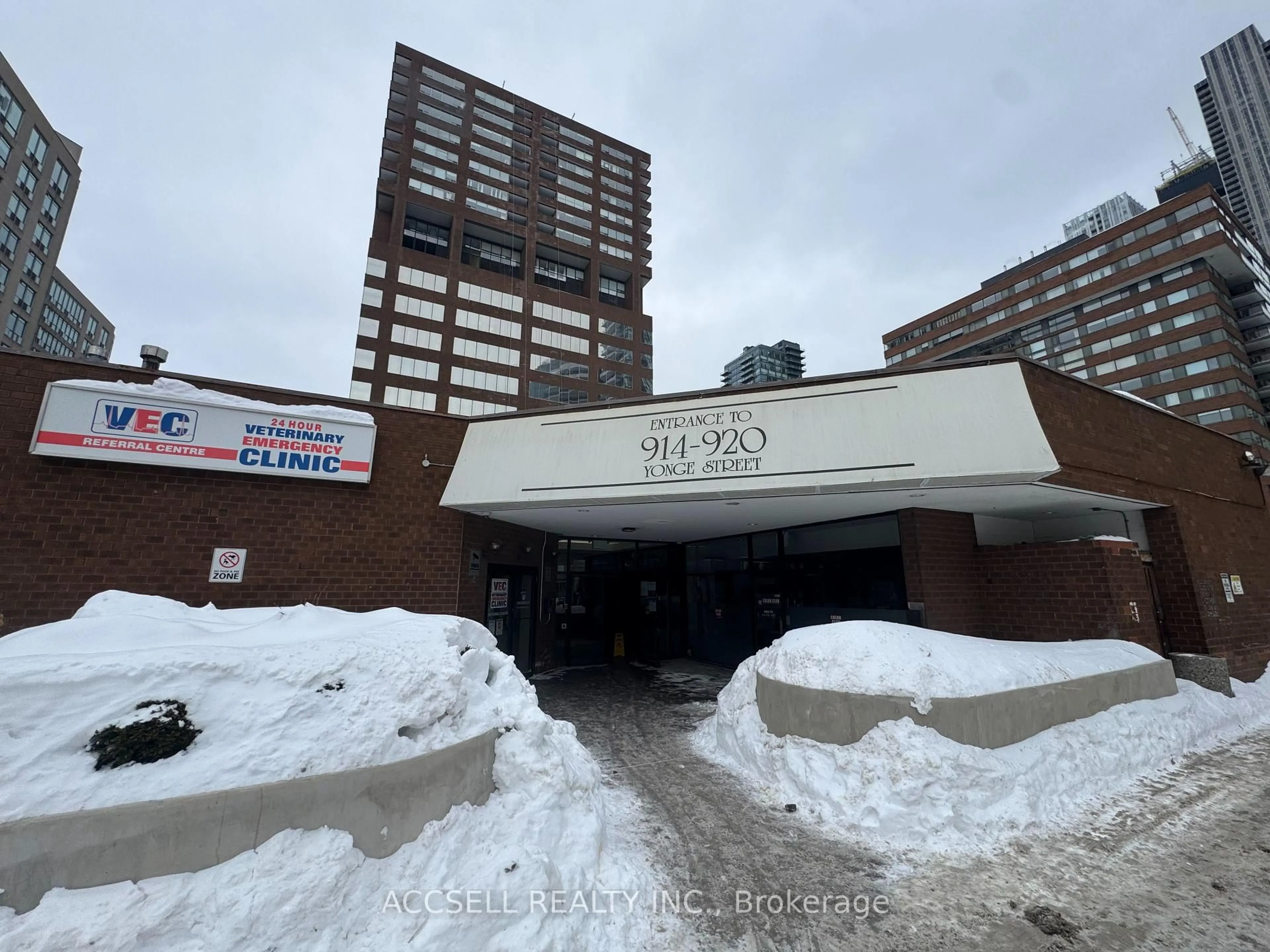 Indoor foyer for 914 yonge St #1104, Toronto Ontario M4W 3C8