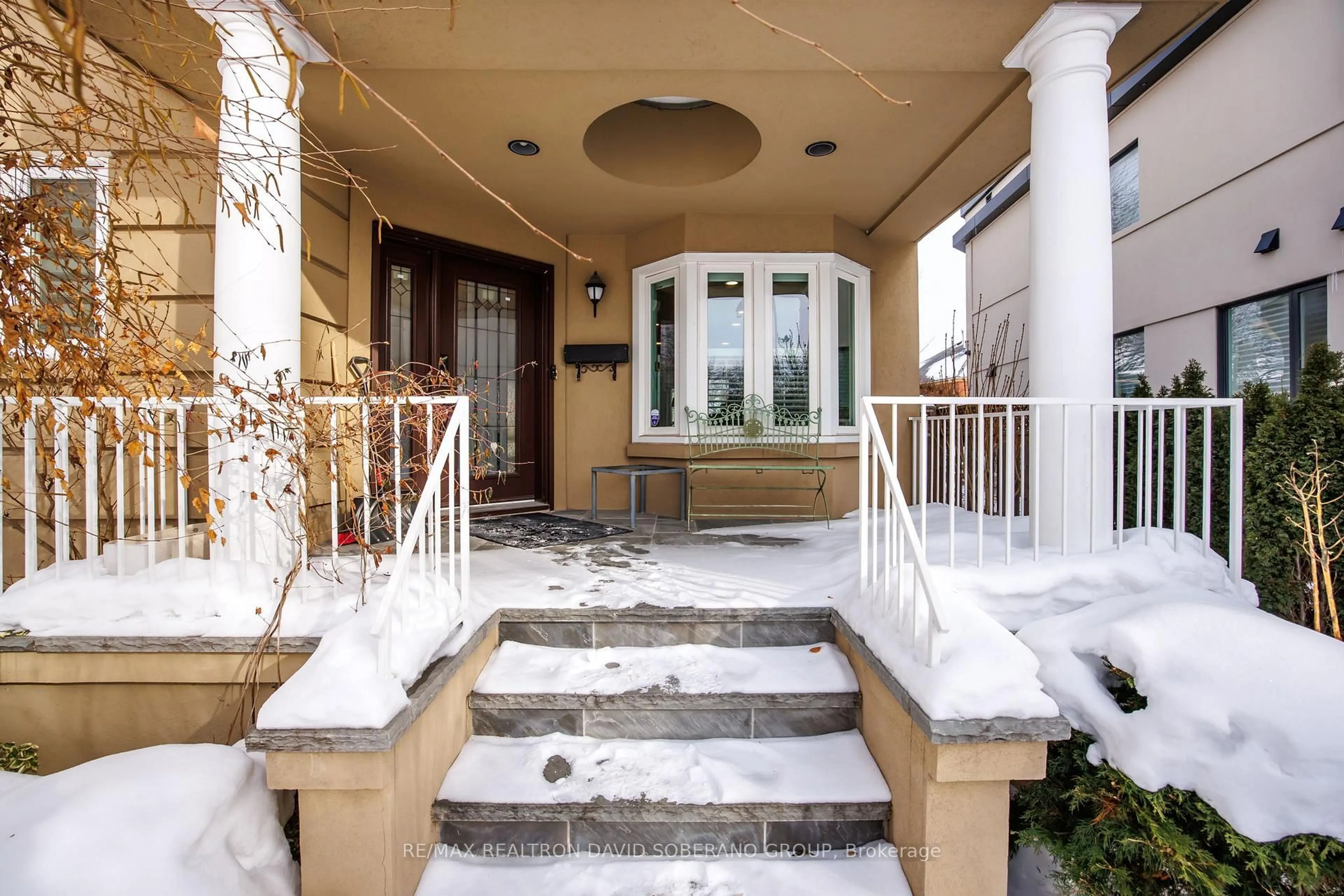Indoor foyer for 11 Thamesford Crt, Toronto Ontario M3H 5Z9