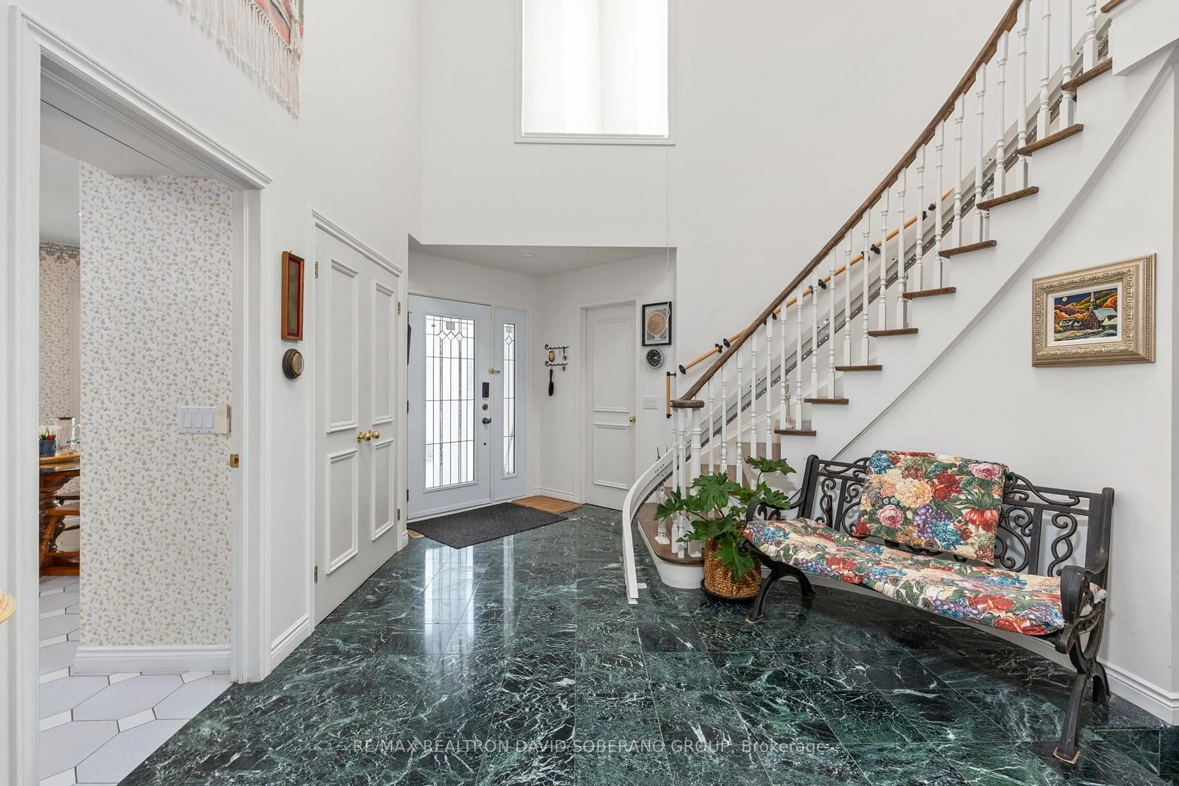 Indoor foyer for 11 Thamesford Crt, Toronto Ontario M3H 5Z9