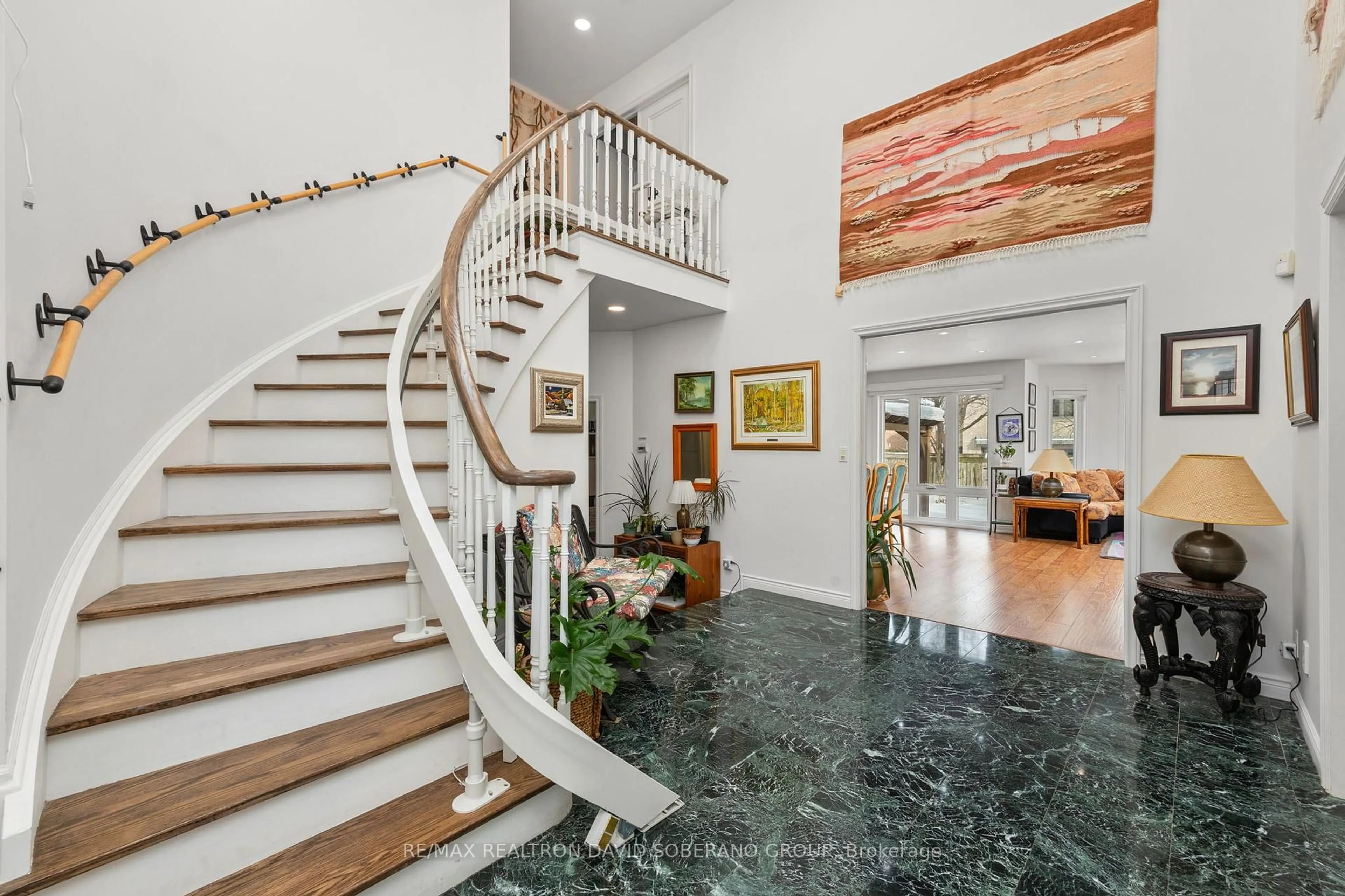 Indoor foyer for 11 Thamesford Crt, Toronto Ontario M3H 5Z9