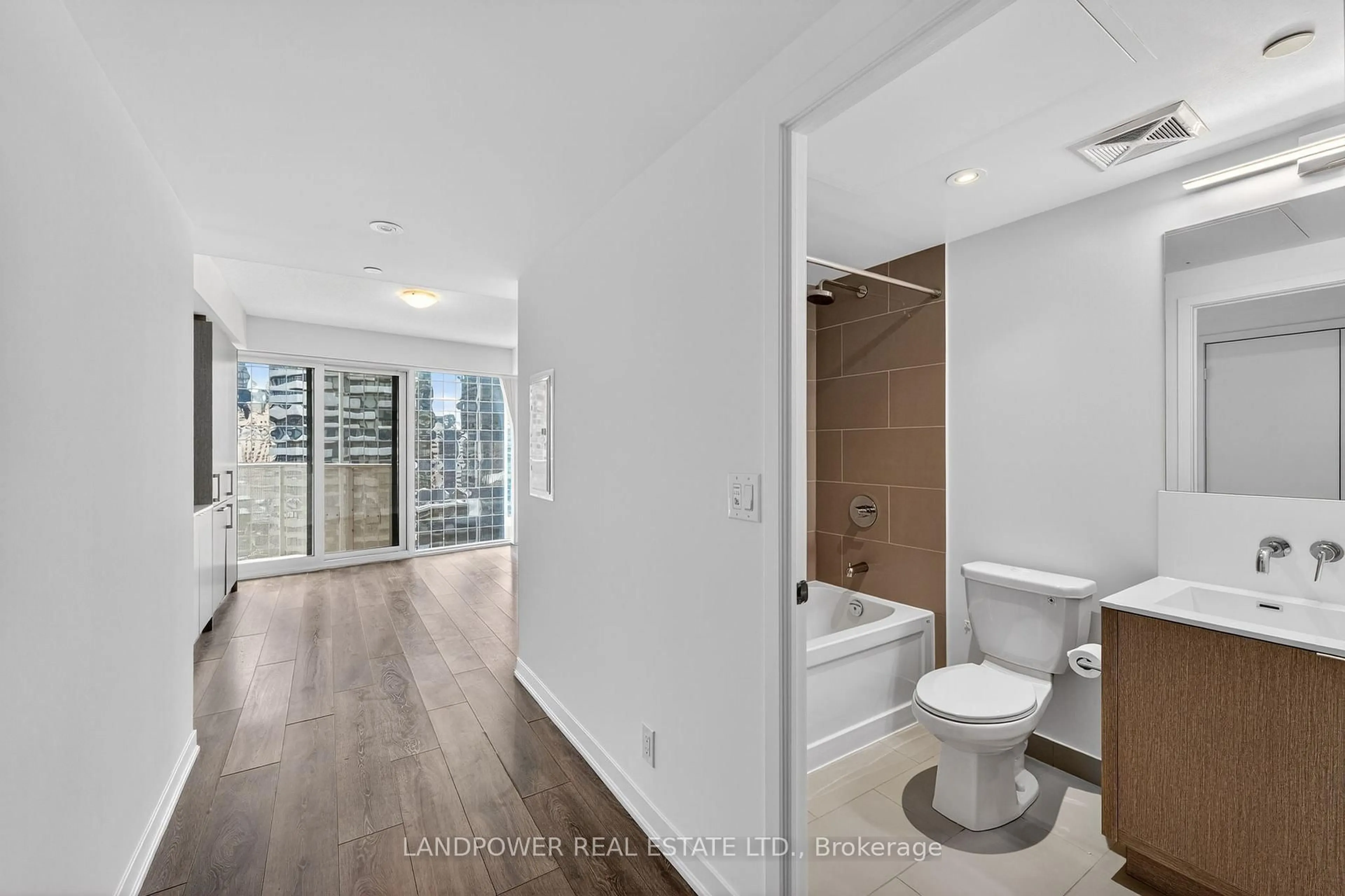 Standard bathroom, unknown for 100 Harbour St #1908, Toronto Ontario M5J 0B5