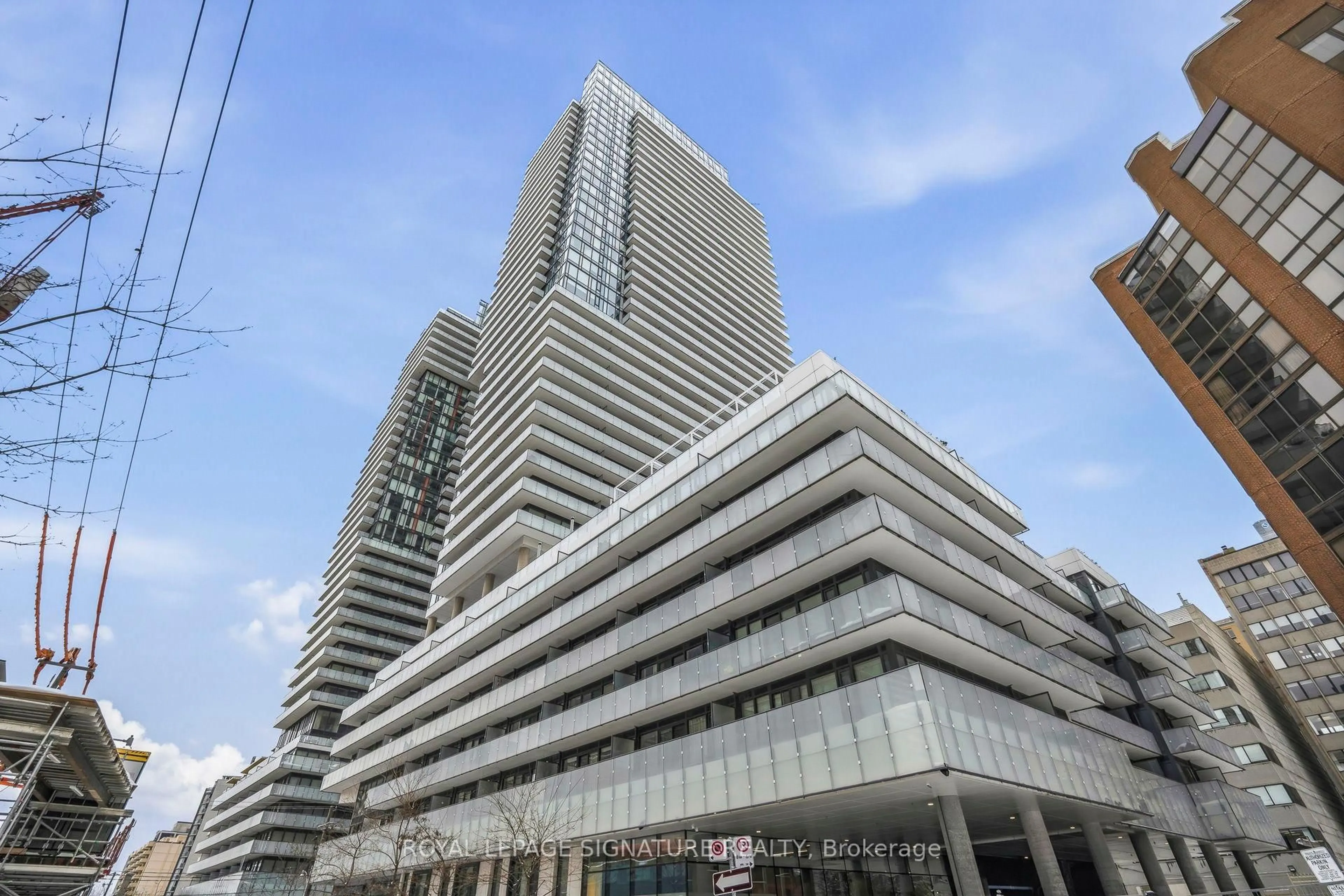 Indoor foyer for 161 Roehampton Ave #306, Toronto Ontario M4P 1P9