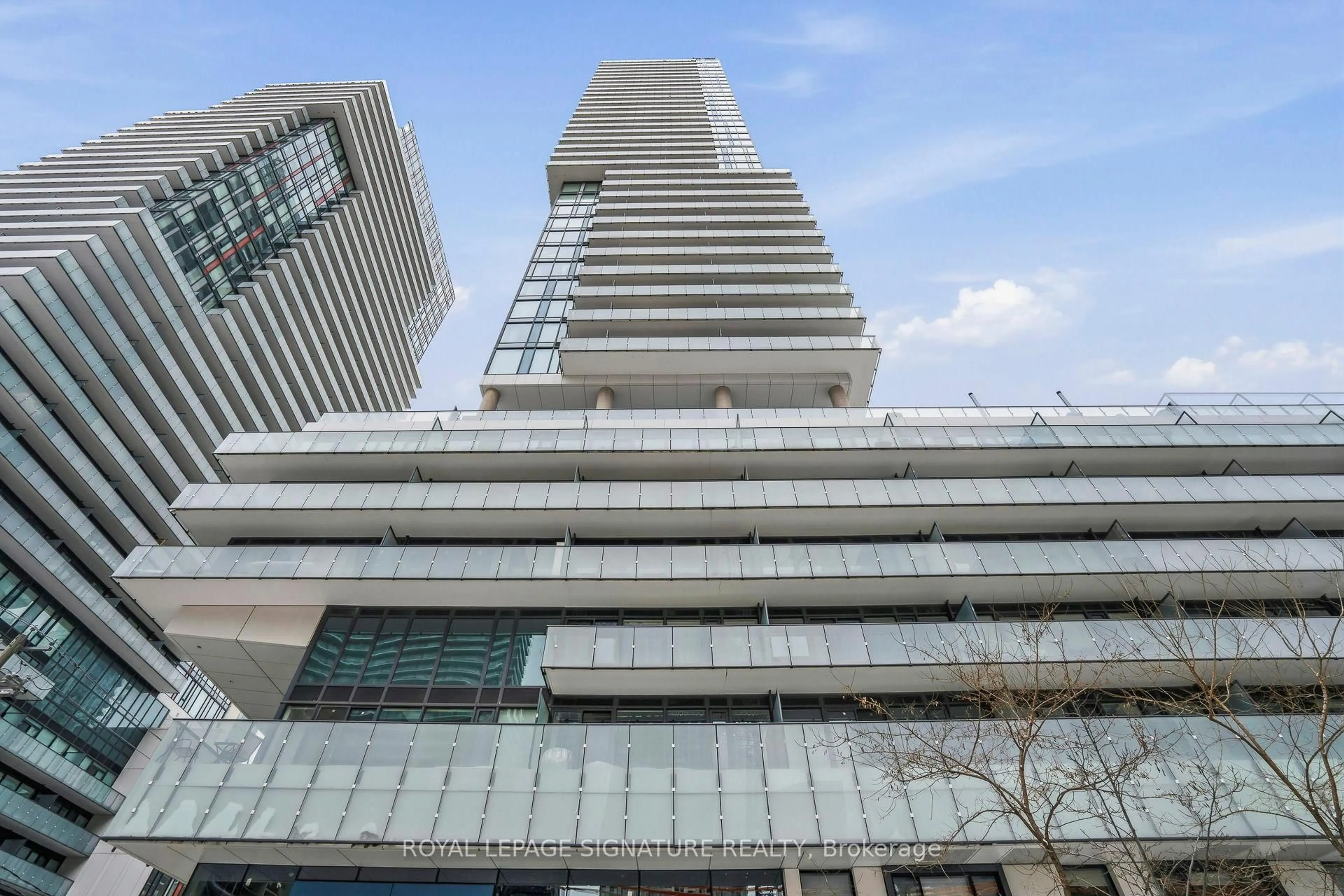 Indoor foyer for 161 Roehampton Ave #306, Toronto Ontario M4P 1P9