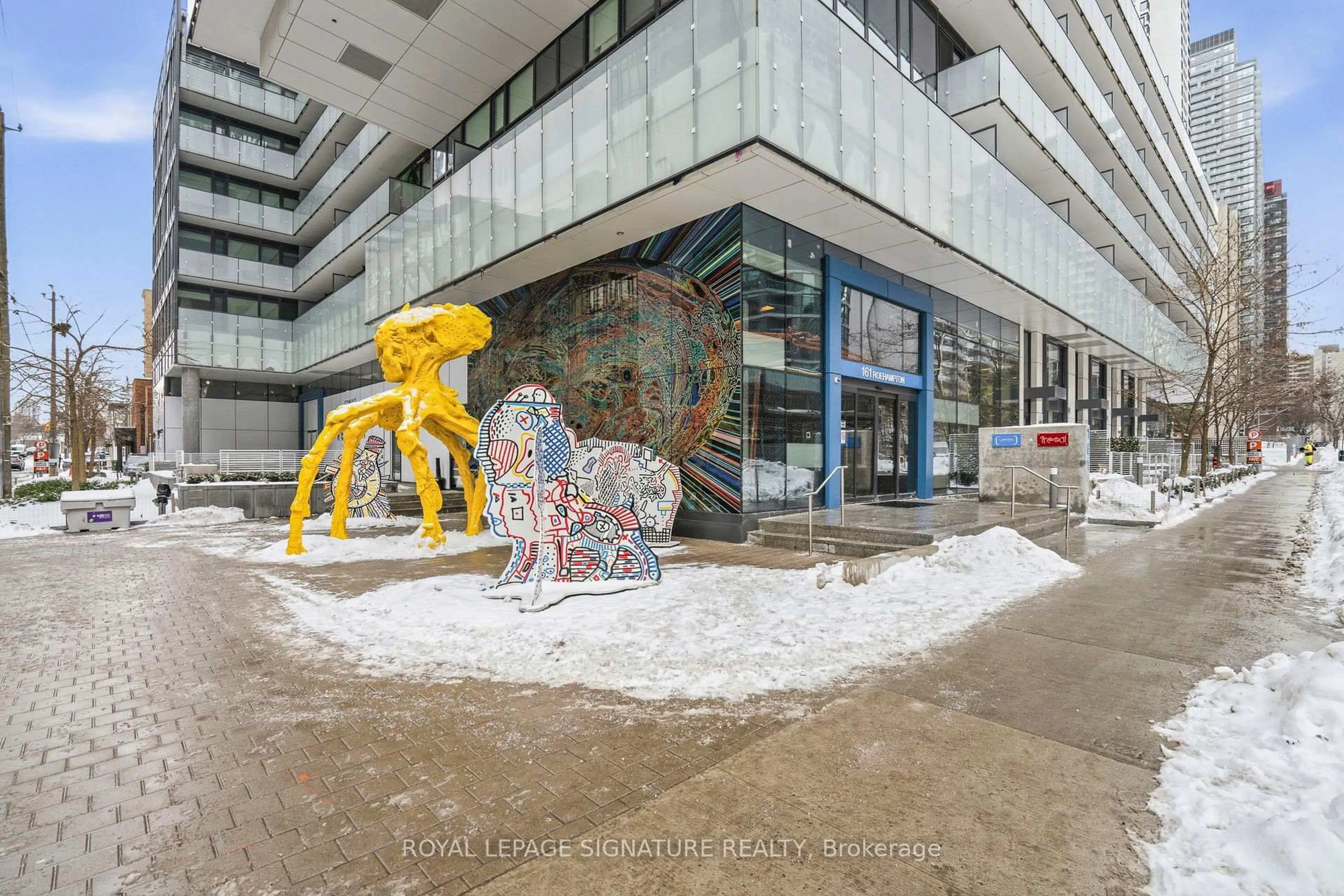 Indoor foyer for 161 Roehampton Ave #306, Toronto Ontario M4P 1P9