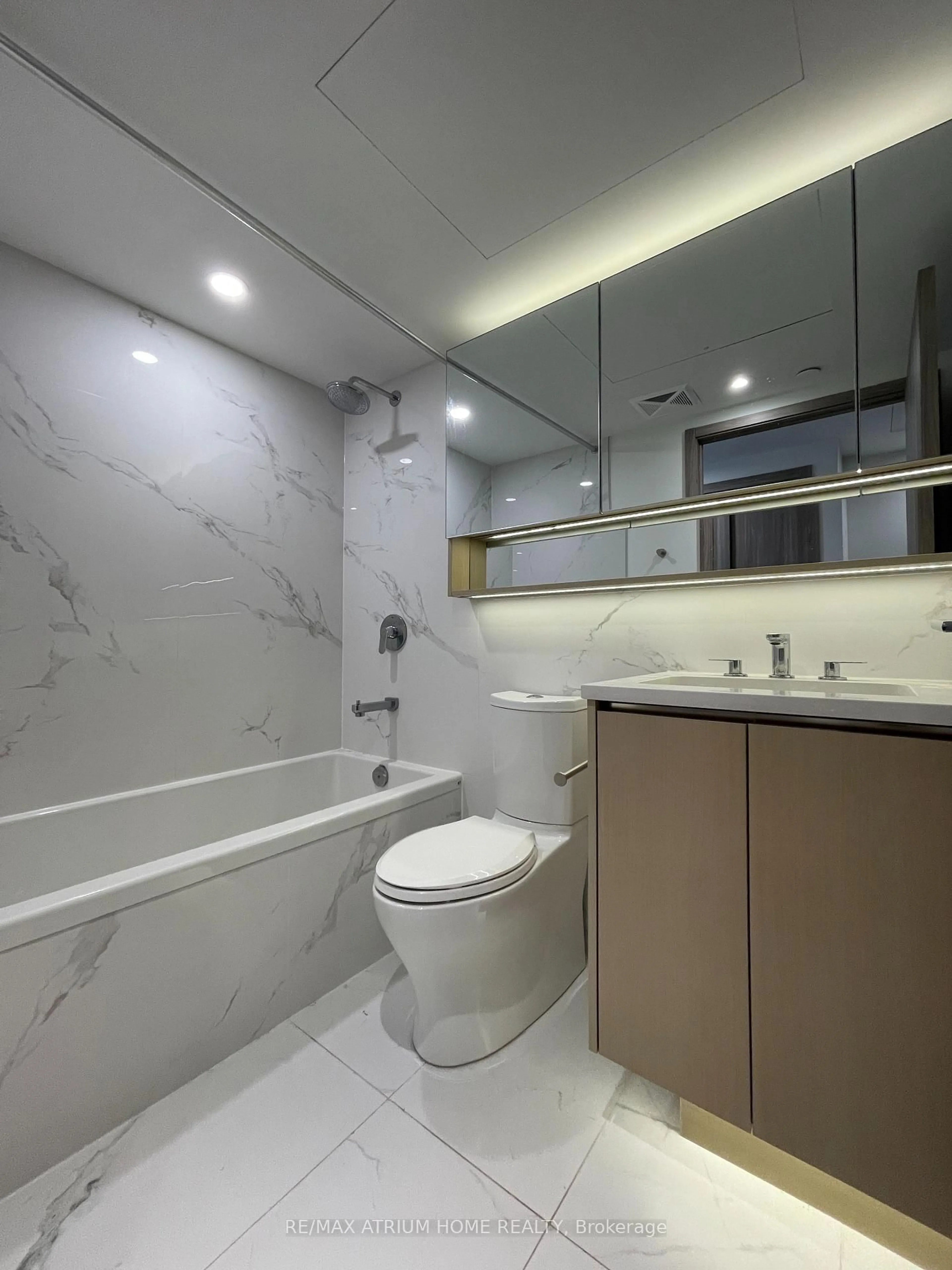 Standard bathroom, ceramic/tile floor for 38 Widmer St #2208, Toronto Ontario M5V 2E9