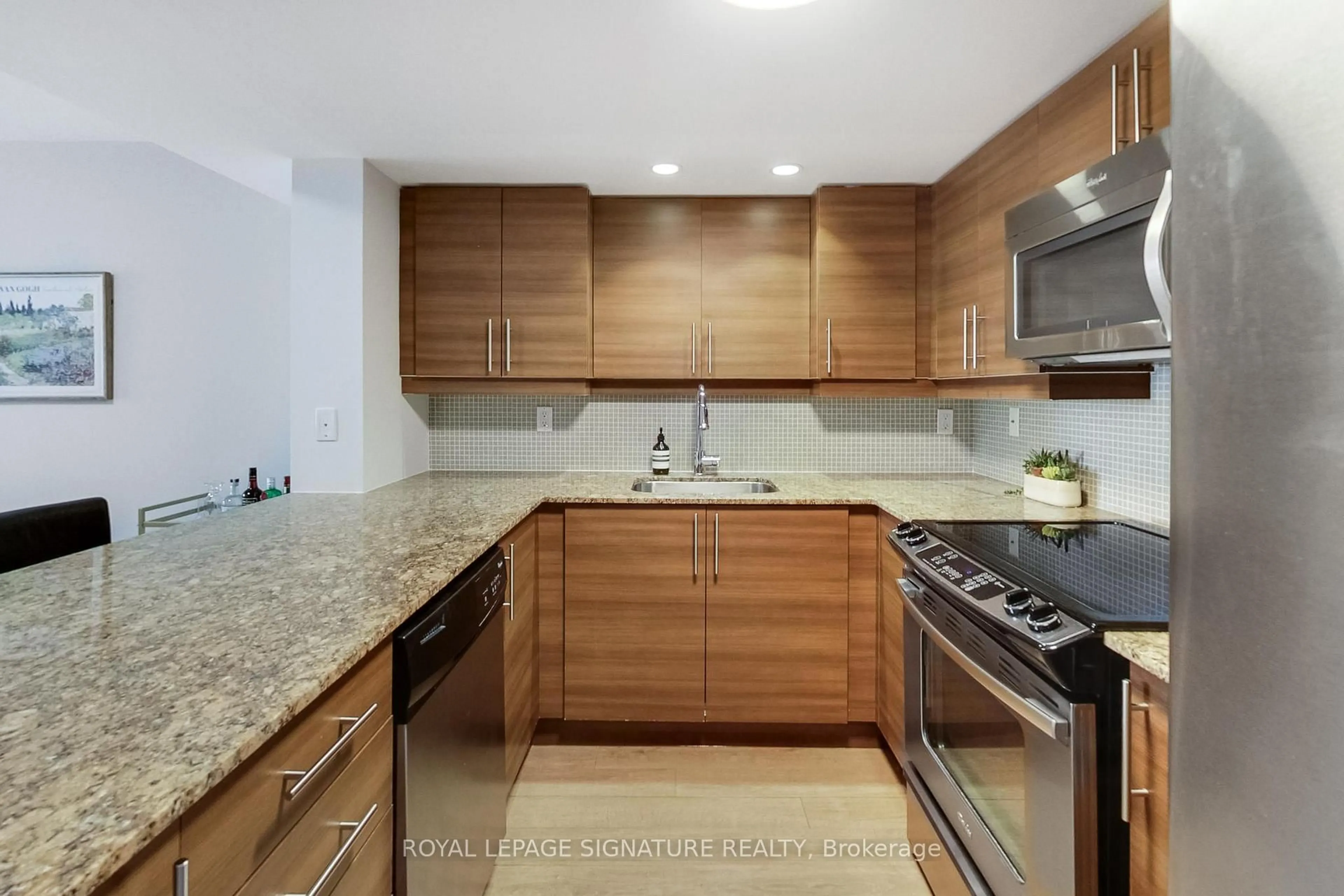 Standard kitchen, ceramic/tile floor for 85 East Liberty St #1016, Toronto Ontario M6K 3R4