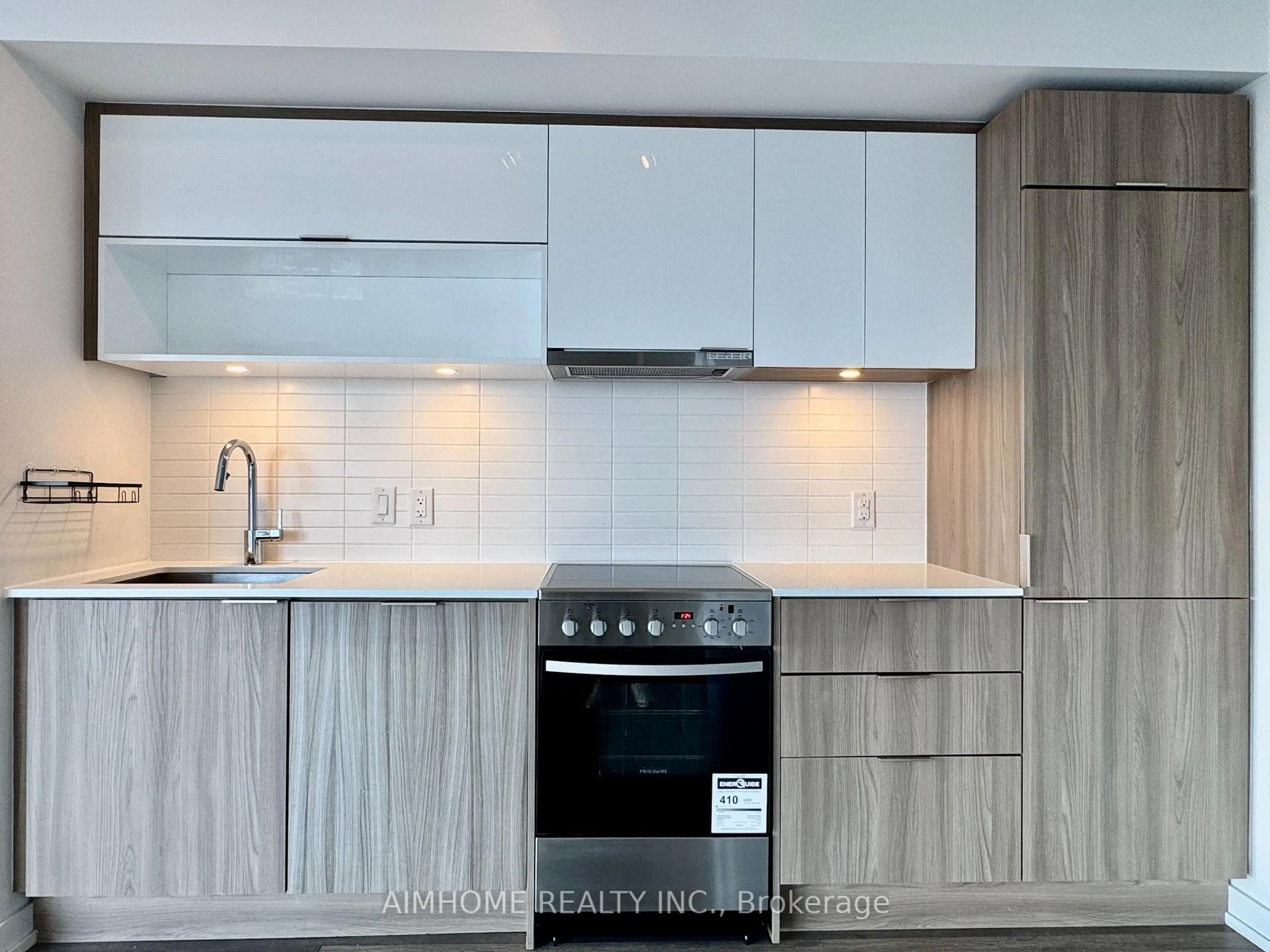 Standard kitchen, wood/laminate floor for 159 Wellesley St #704, Toronto Ontario M4Y 0H5