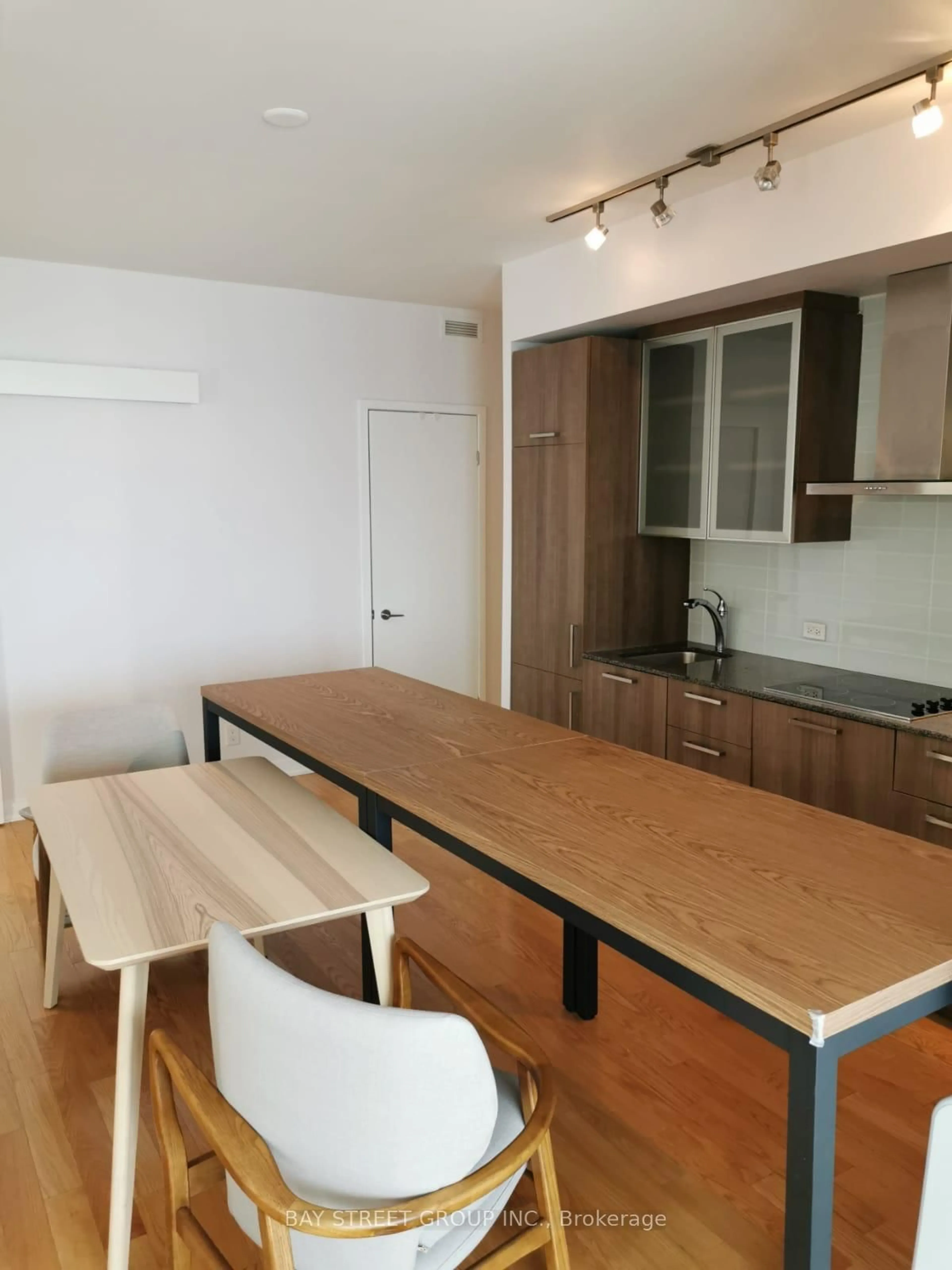 Unknown for 12 York St #3704, Toronto Ontario M5J 0A9