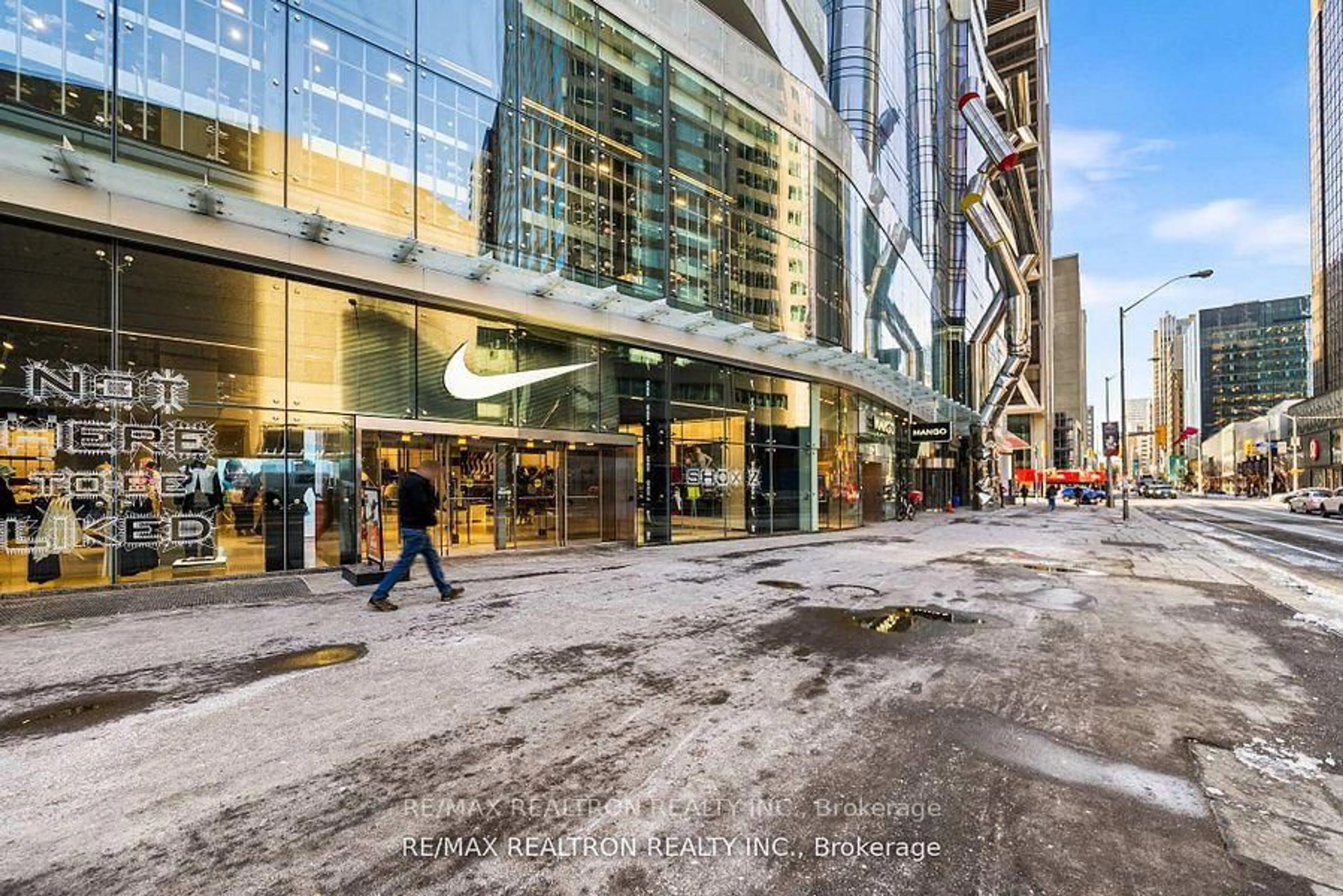 Indoor foyer for 1 Bloor St #6010, Toronto Ontario M4W 0A8