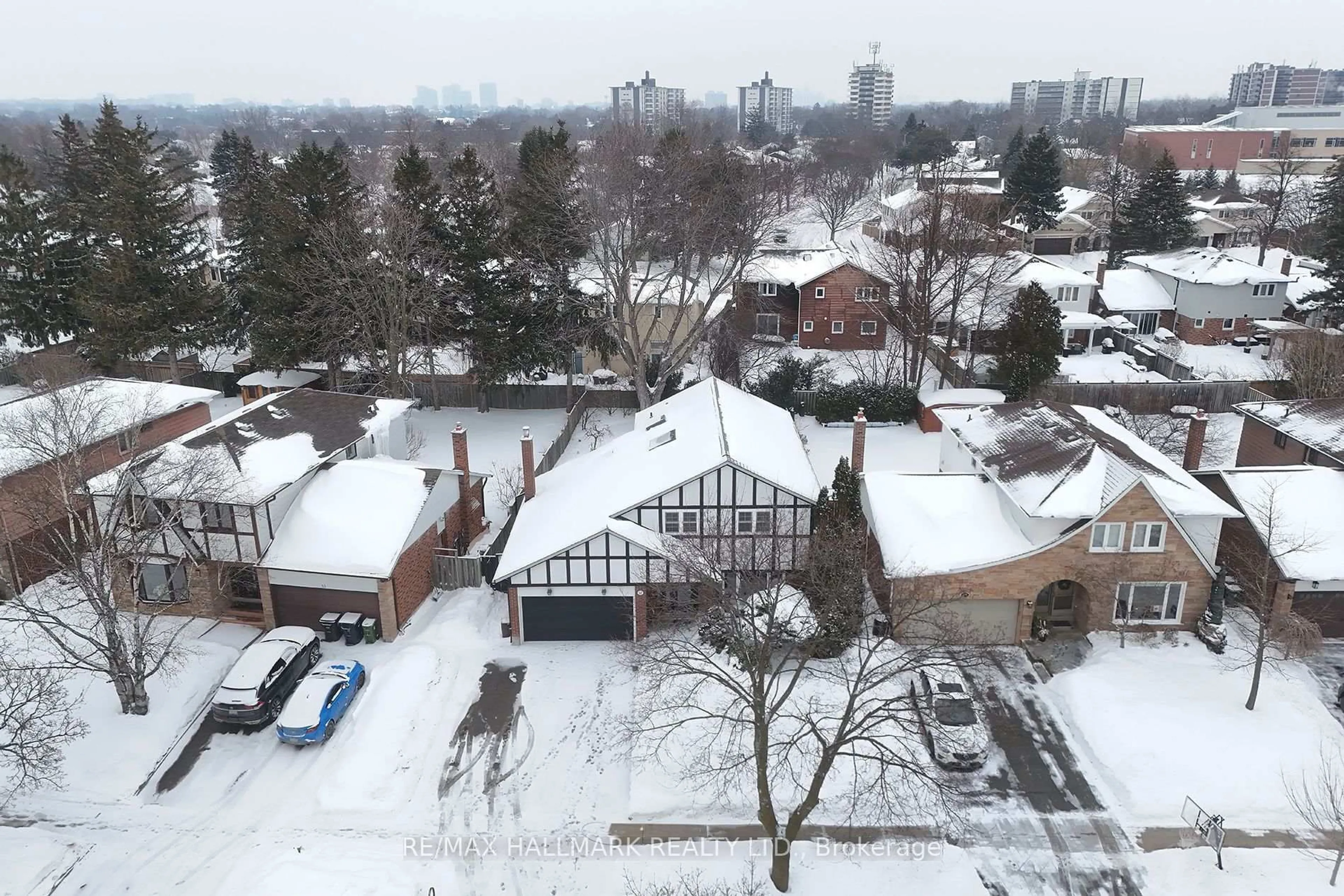 A pic from outside/outdoor area/front of a property/back of a property/a pic from drone, city buildings view from balcony for 31 Ranchdale Cres, Toronto Ontario M3A 2M1