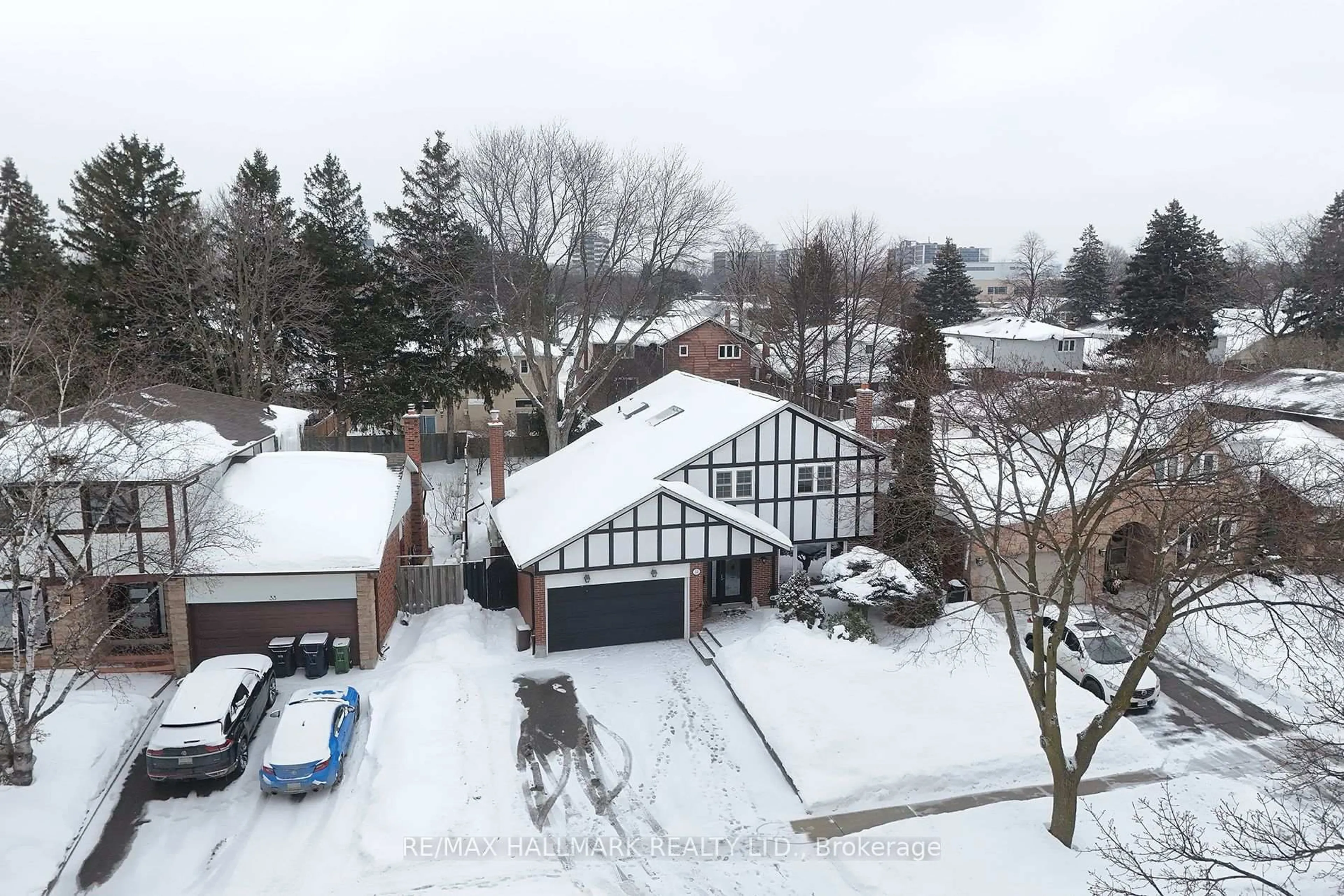 A pic from outside/outdoor area/front of a property/back of a property/a pic from drone, street for 31 Ranchdale Cres, Toronto Ontario M3A 2M1
