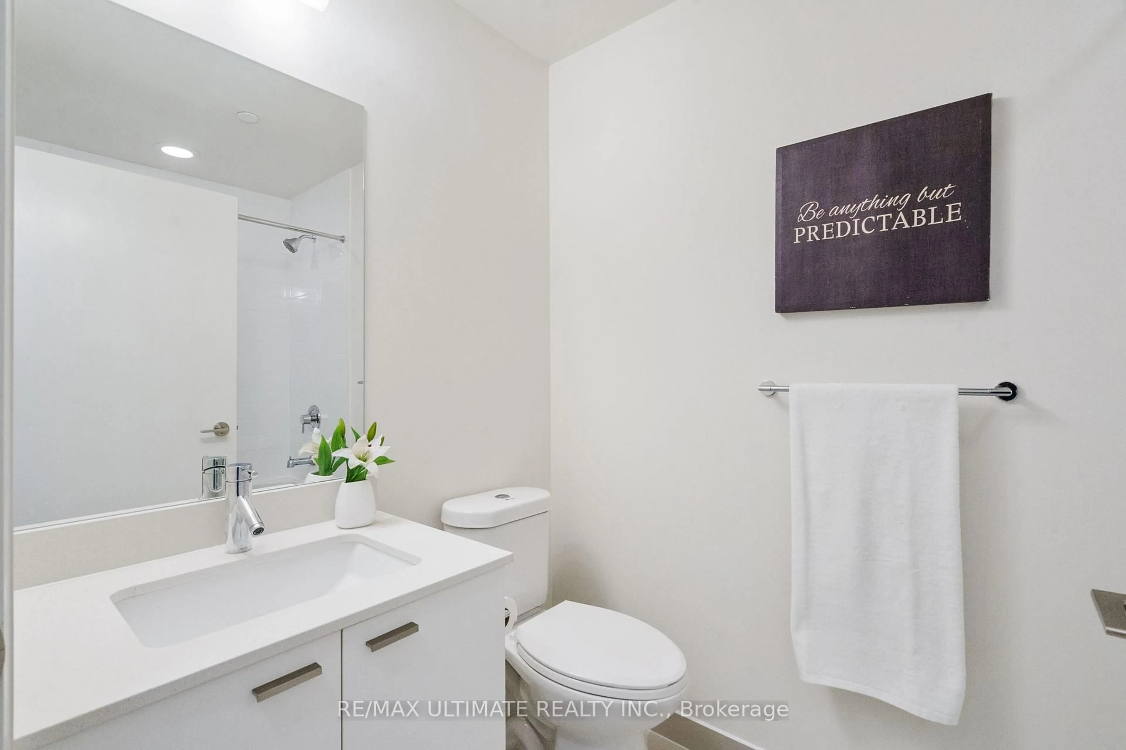 Standard bathroom, ceramic/tile floor for 30 Roehampton Ave #802, Toronto Ontario M4P 0B9