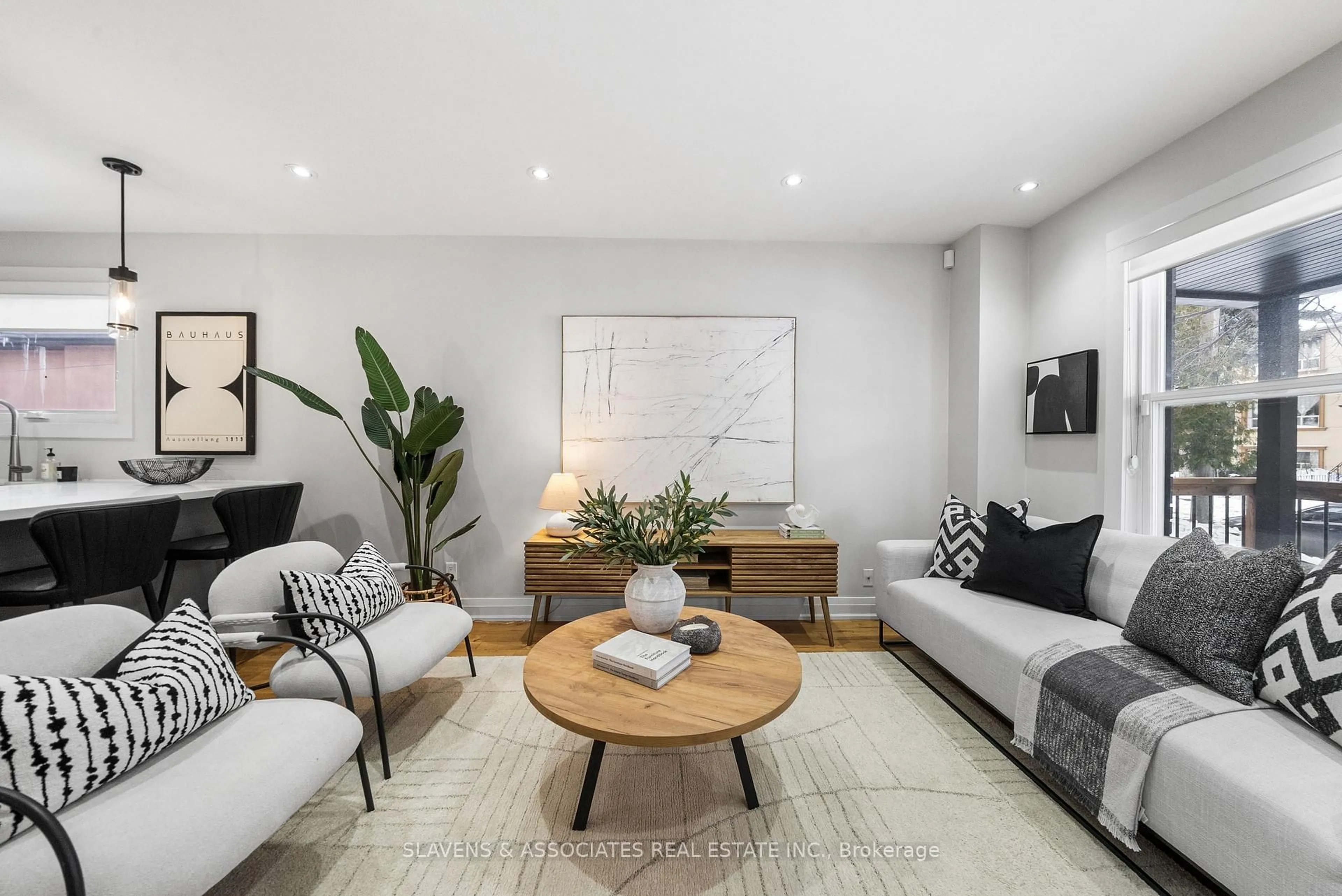 Living room with furniture, unknown for 15 Ashbury Ave, Toronto Ontario M6E 1V6