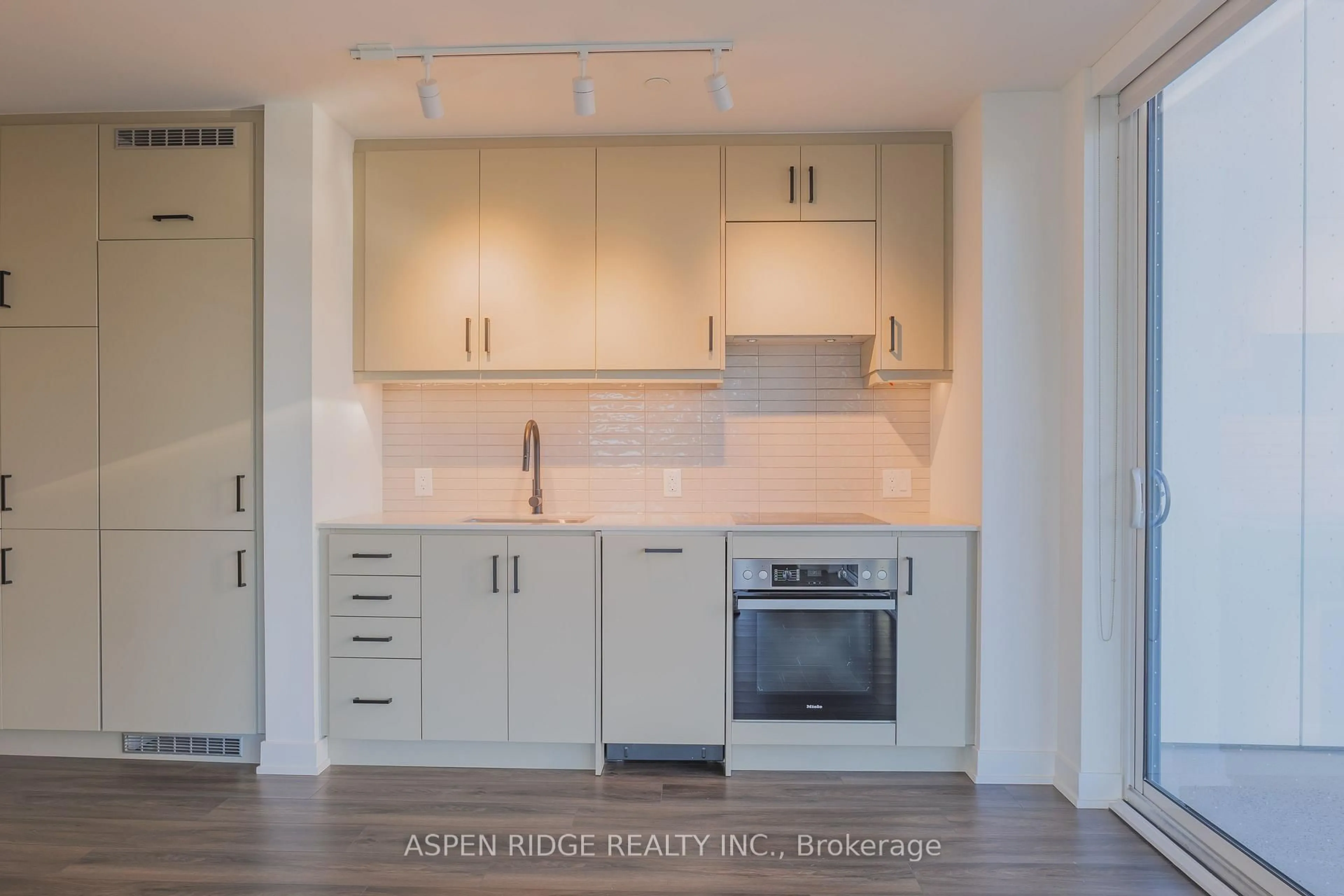 Unknown for 9 Tecumseth St #702, Toronto Ontario M5V 3G4