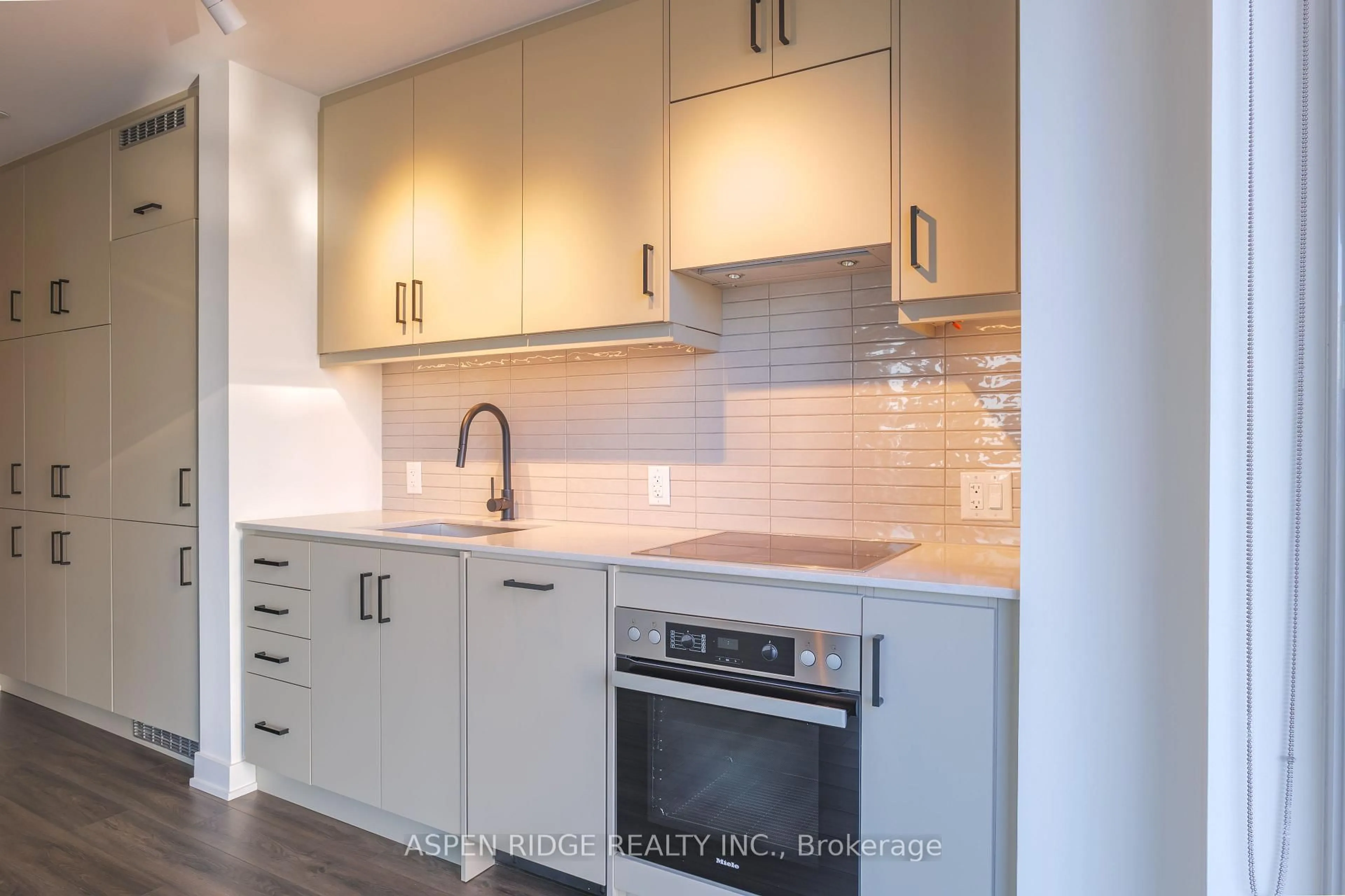 Standard kitchen, unknown for 9 Tecumseth St #702, Toronto Ontario M5V 3G4