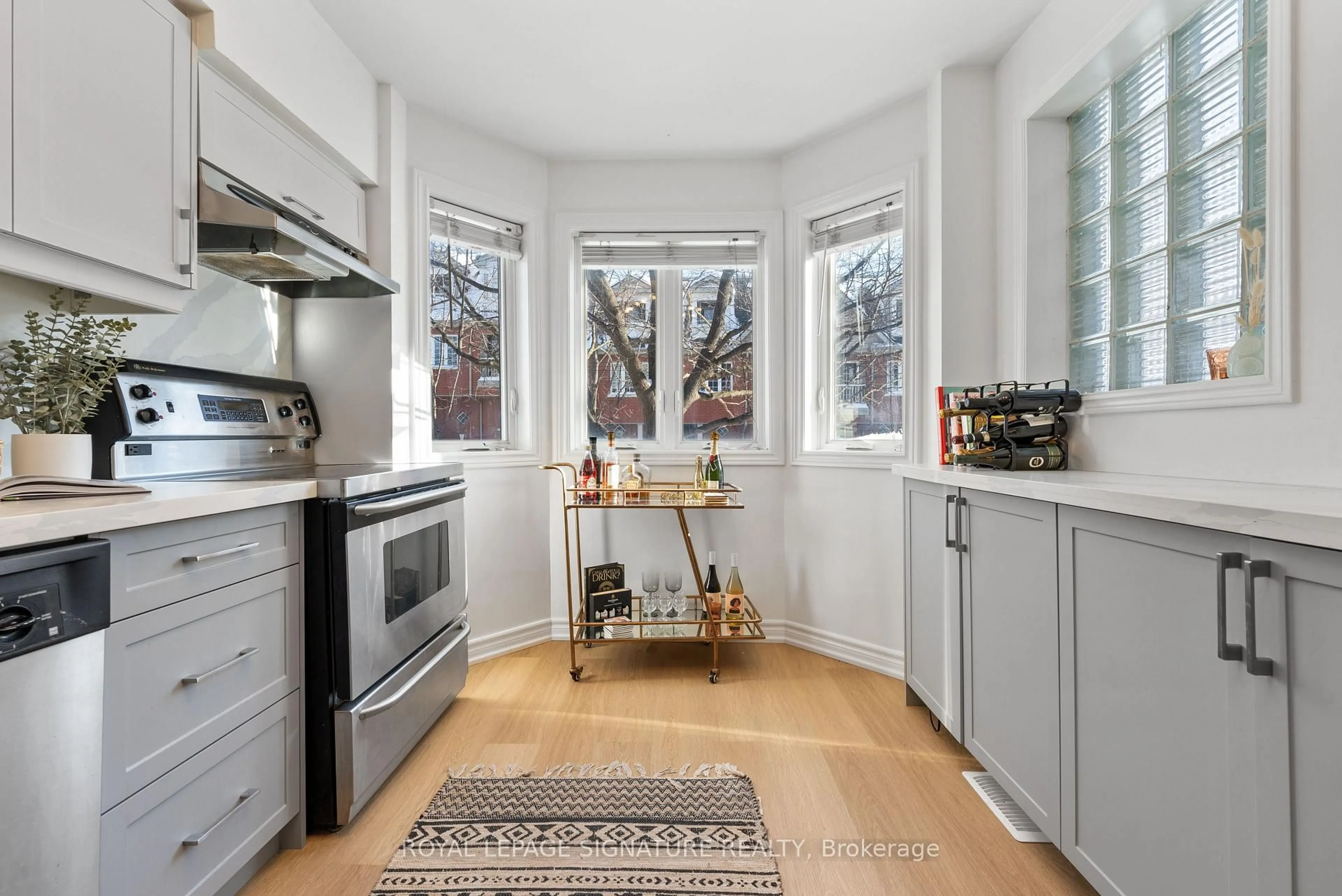 Open concept kitchen, unknown for 32 Massey St #D, Toronto Ontario M6J 3W4