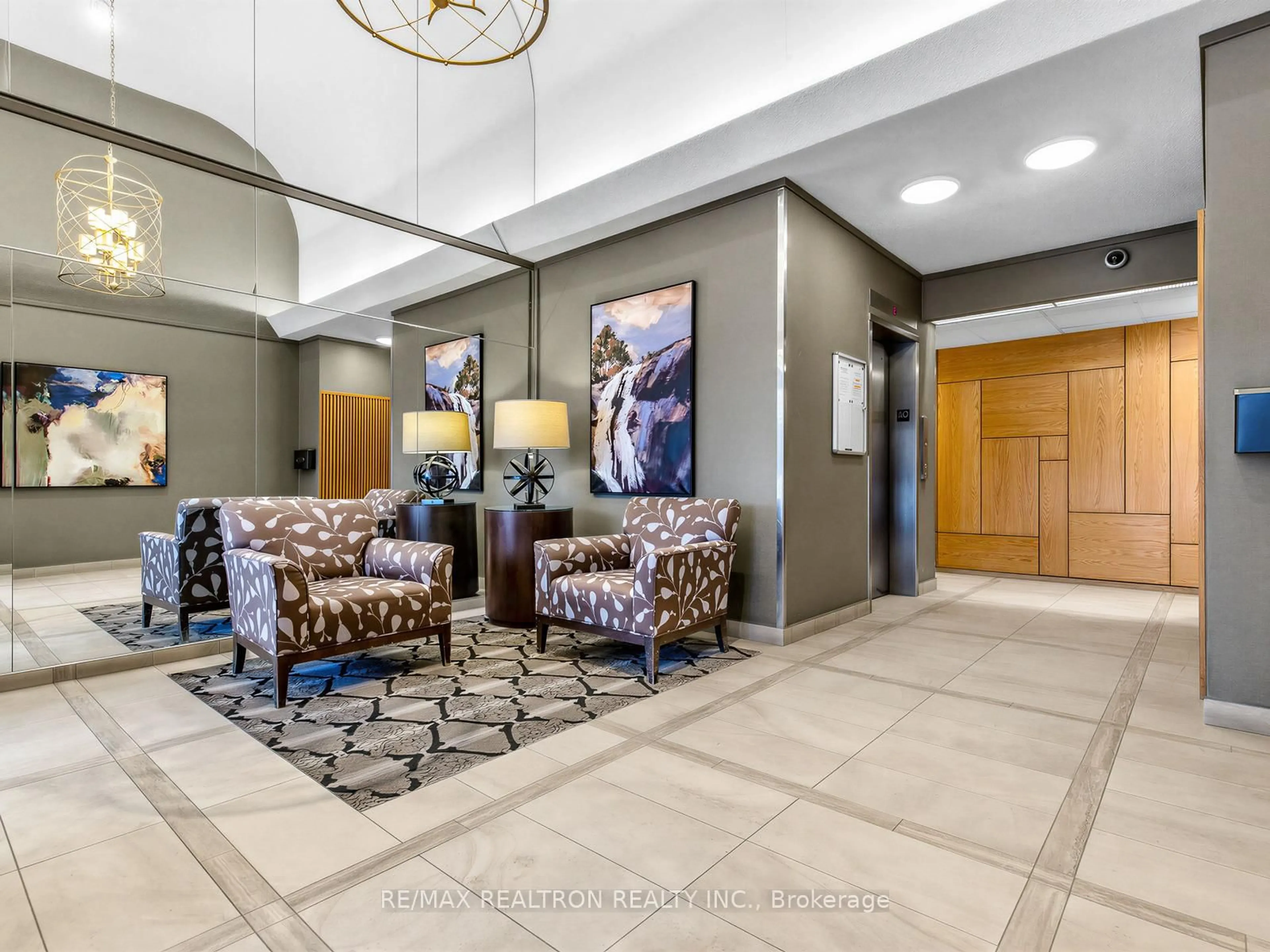 Unknown for 20 Fashion Roseway #505, Toronto Ontario M2N 6B5