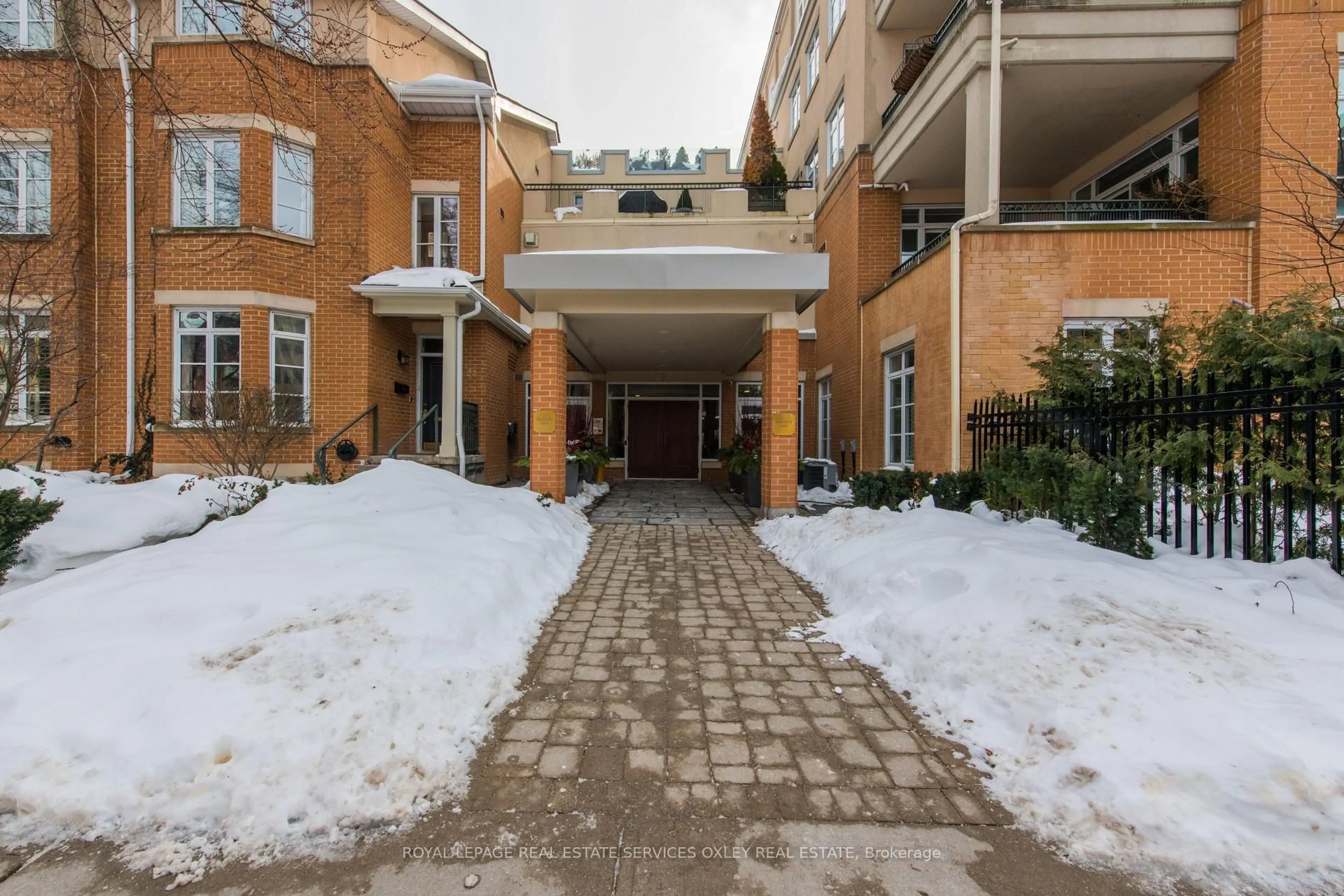 Patio, building for 21 Shaftesbury Ave #401, Toronto Ontario M4T 3B4