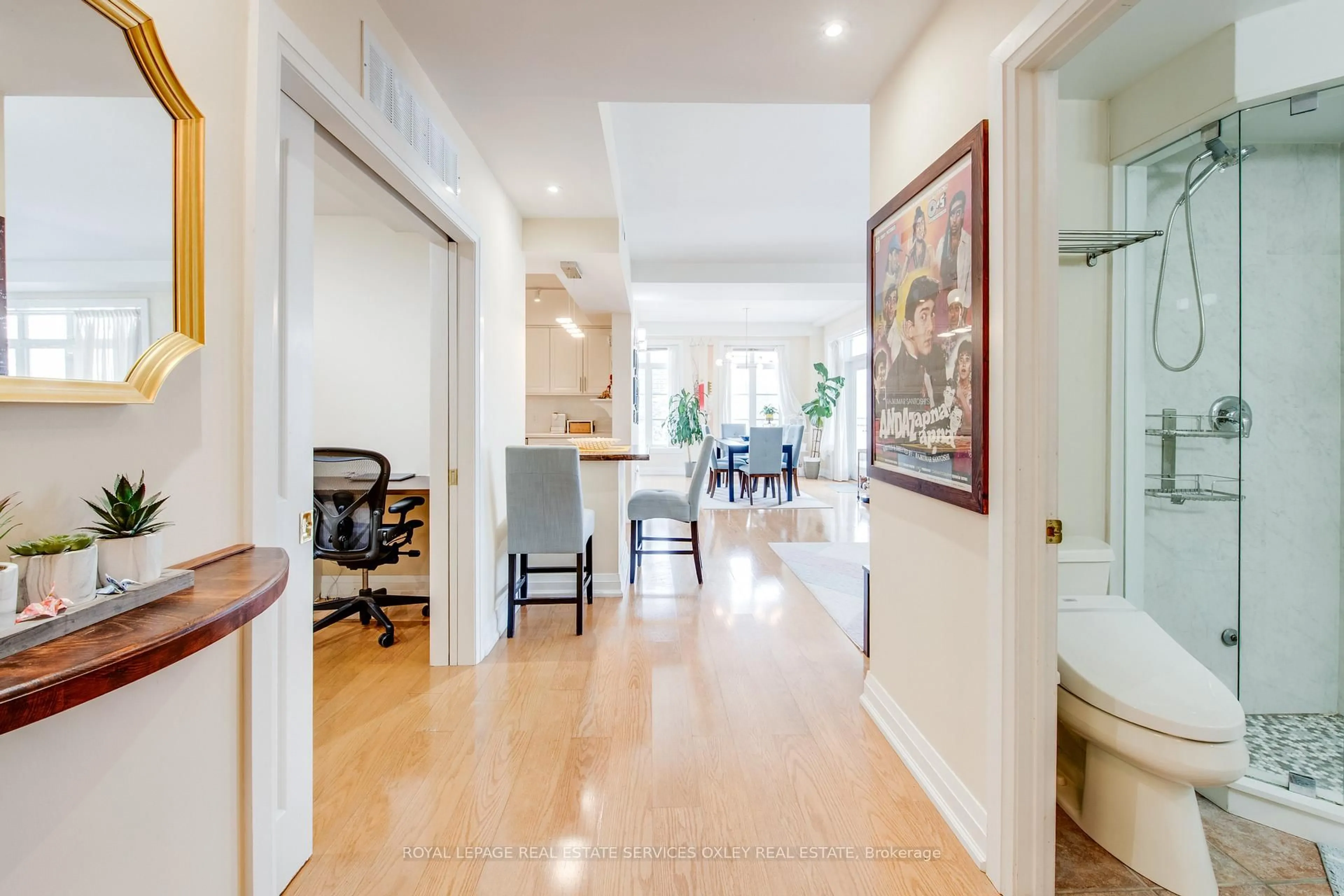 Indoor entryway for 21 Shaftesbury Ave #401, Toronto Ontario M4T 3B4