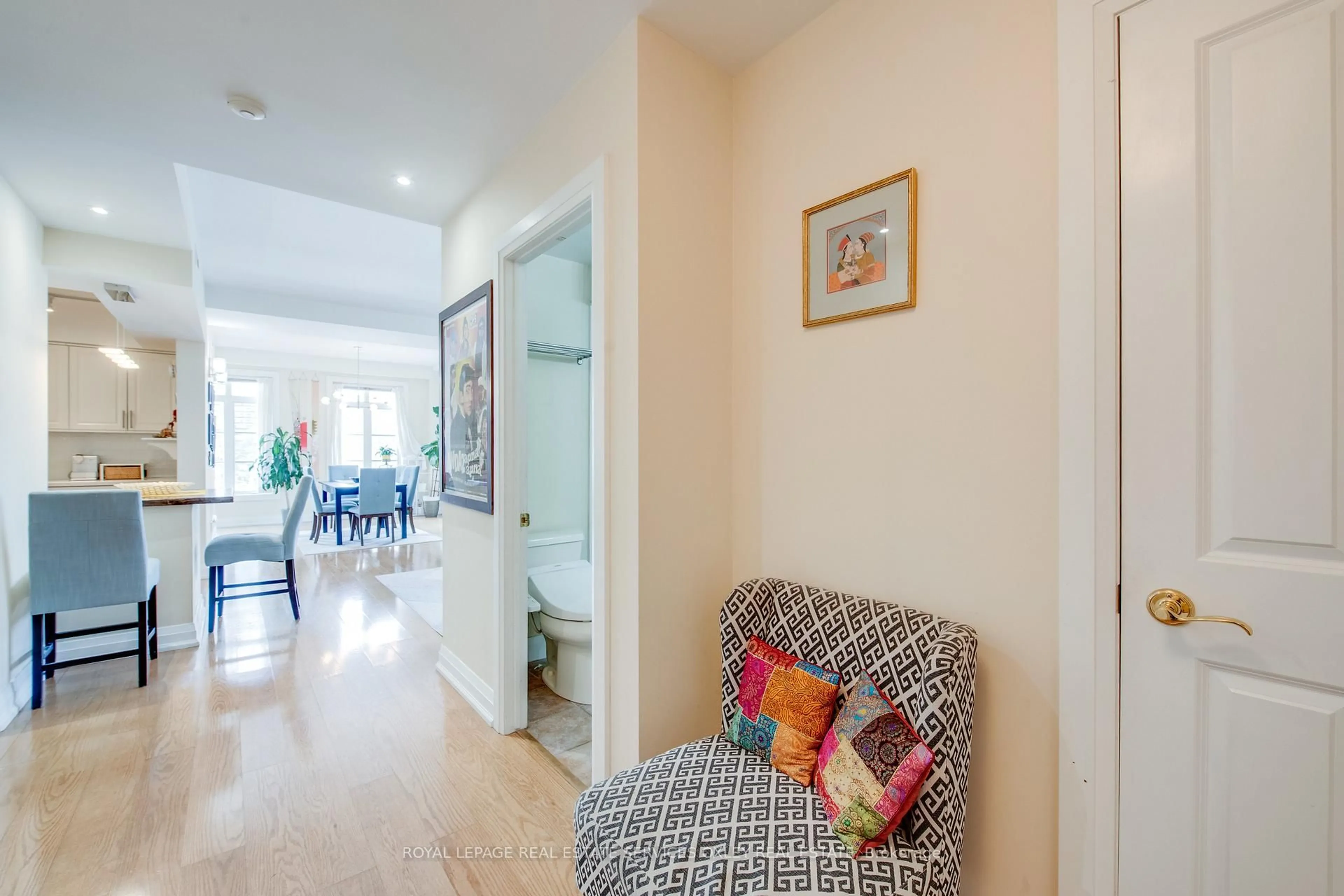 Indoor foyer for 21 Shaftesbury Ave #401, Toronto Ontario M4T 3B4