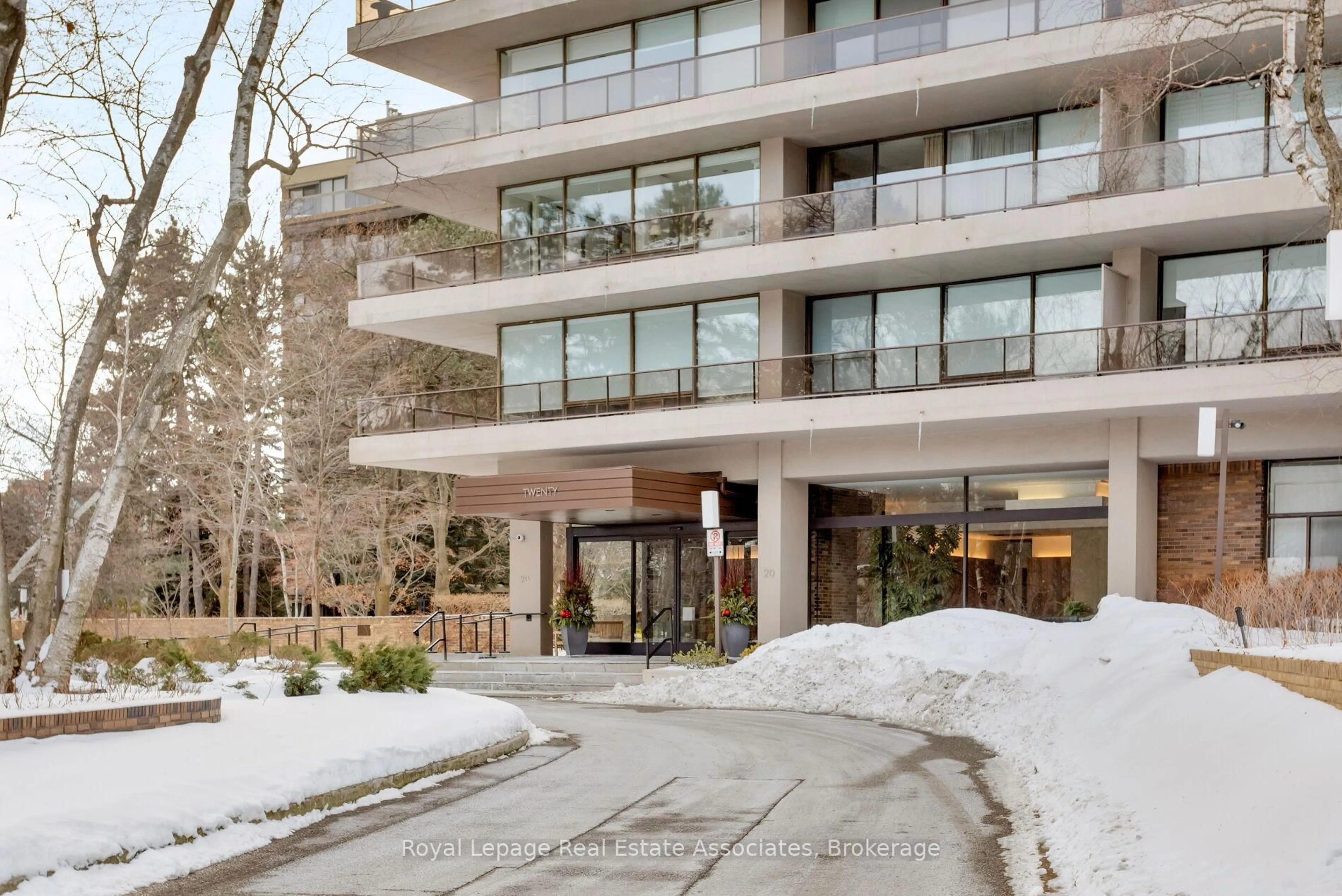 Indoor foyer for 20 Avoca Ave #602, Toronto Ontario M4T 2B8