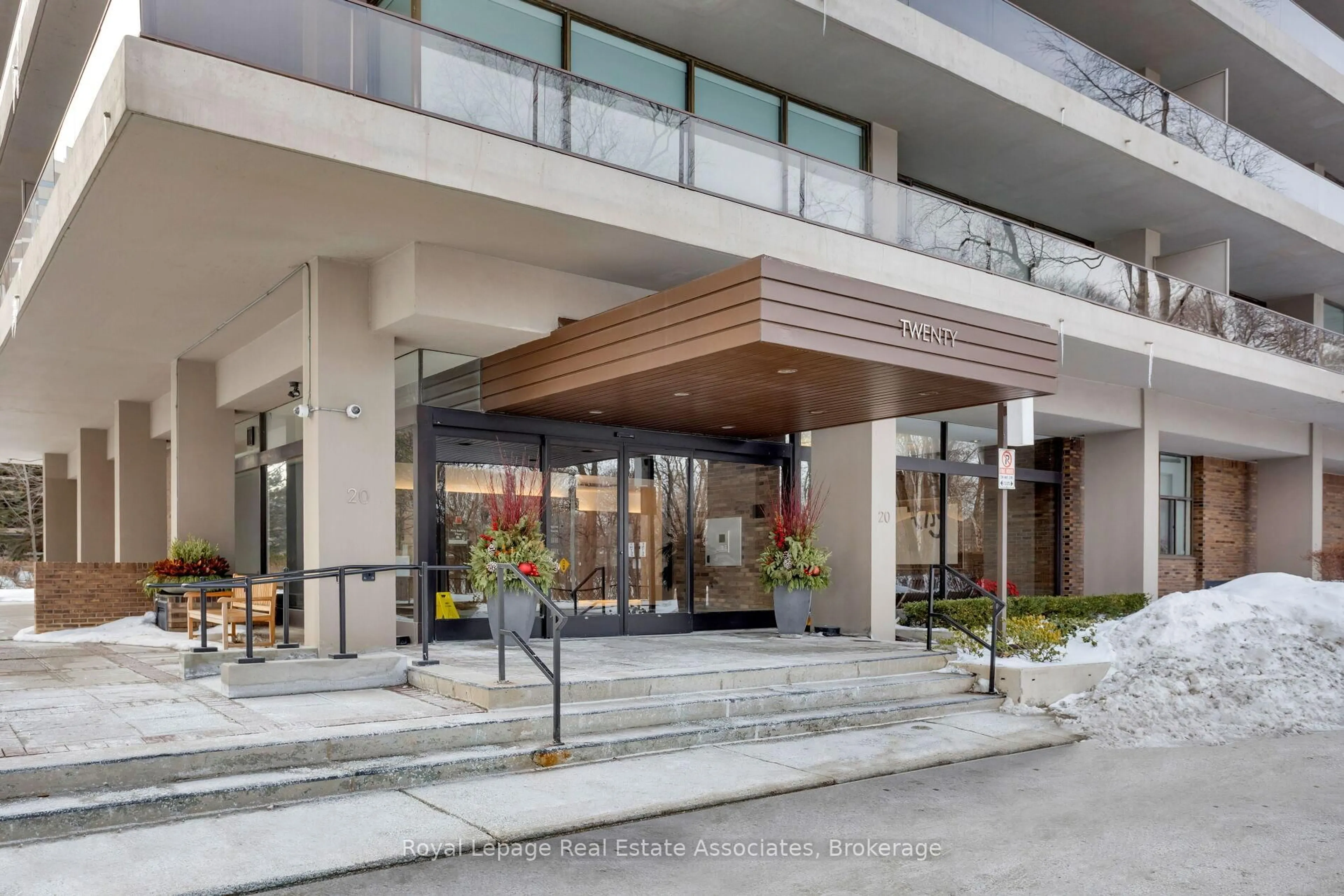 Indoor foyer for 20 Avoca Ave #602, Toronto Ontario M4T 2B8