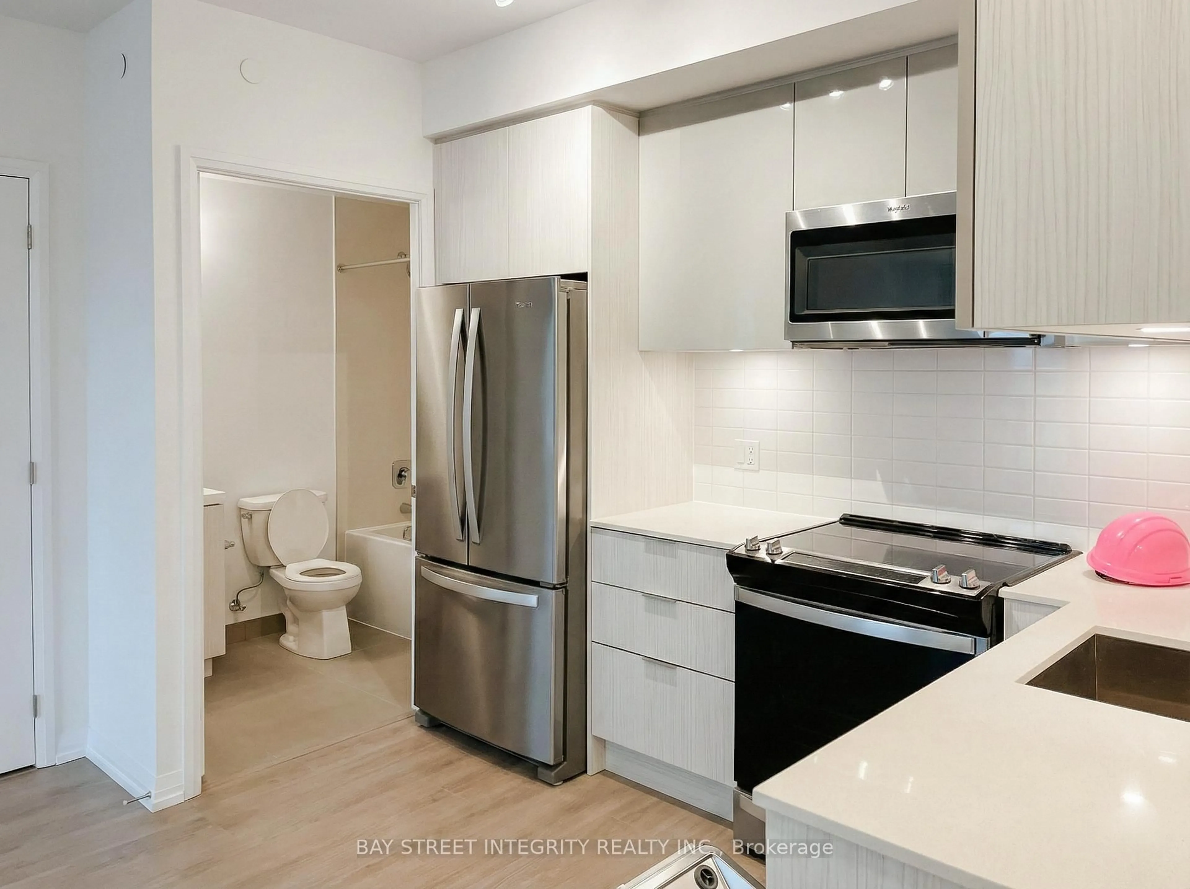 Standard kitchen, unknown for 25 Holly St #2010, Toronto Ontario M4S 0E3