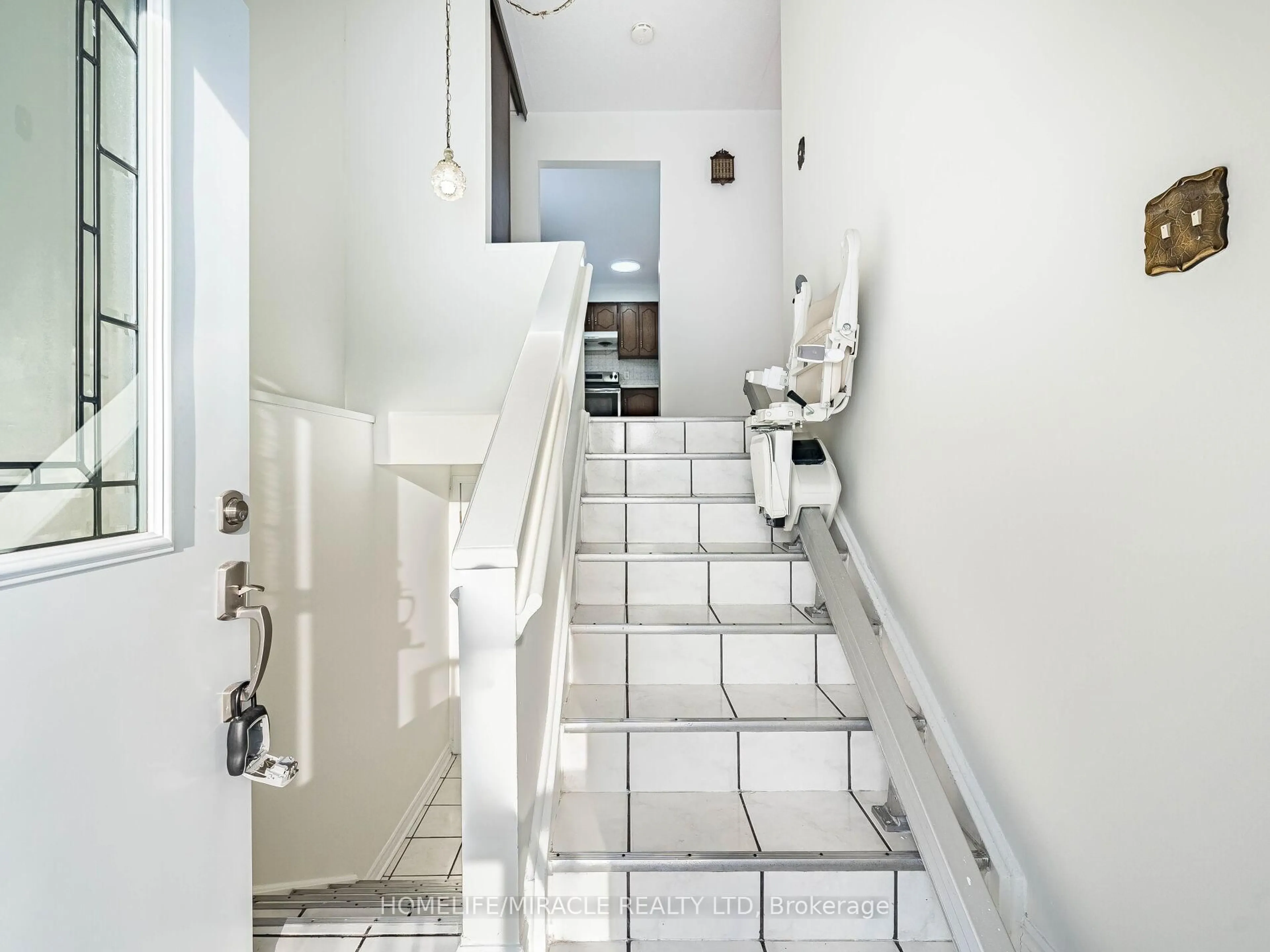 Unknown for 209 Apache Tr, Toronto Ontario M2H 2J3