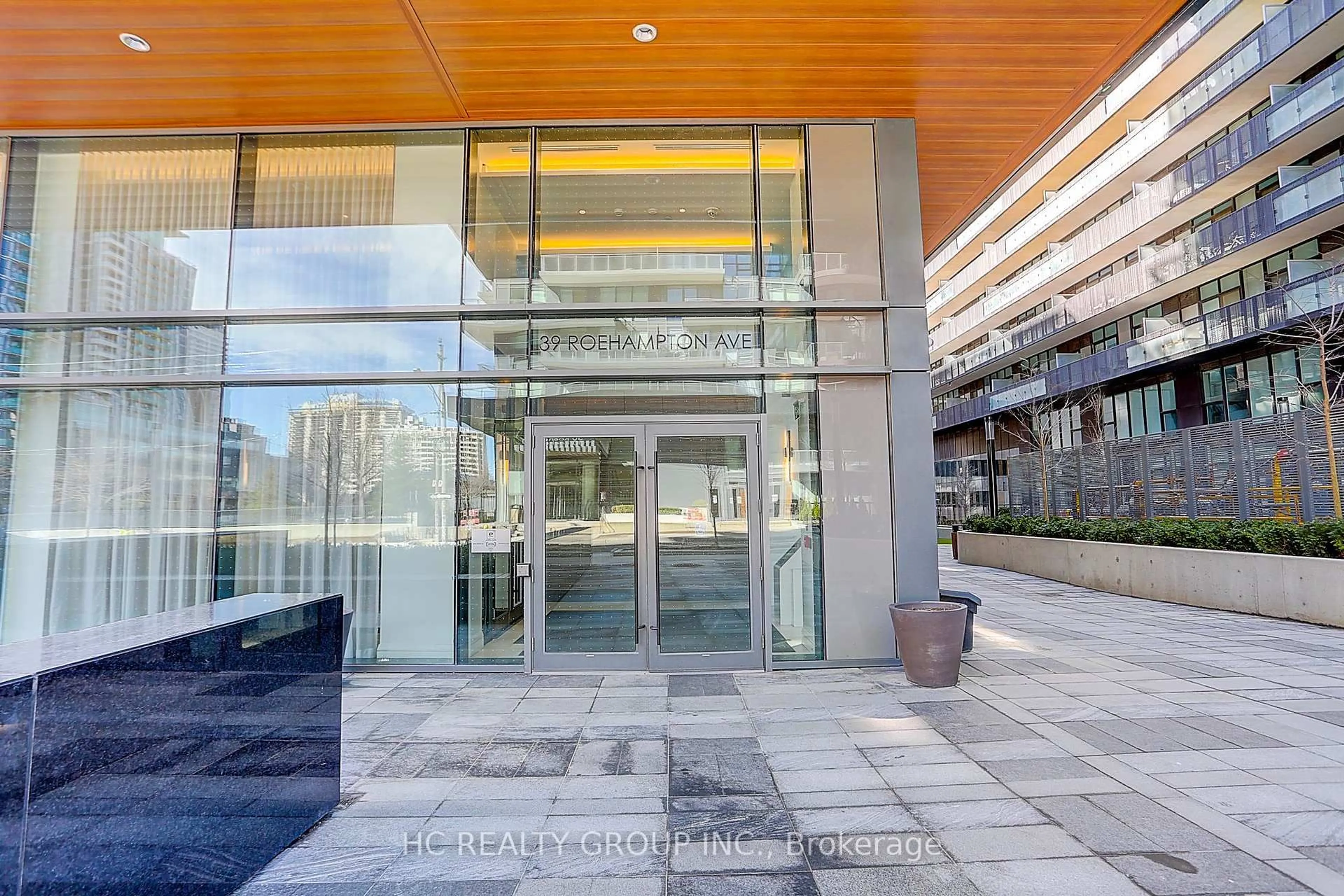 Indoor foyer for 39 Roehampton Ave #3007, Toronto Ontario M4P 1P9