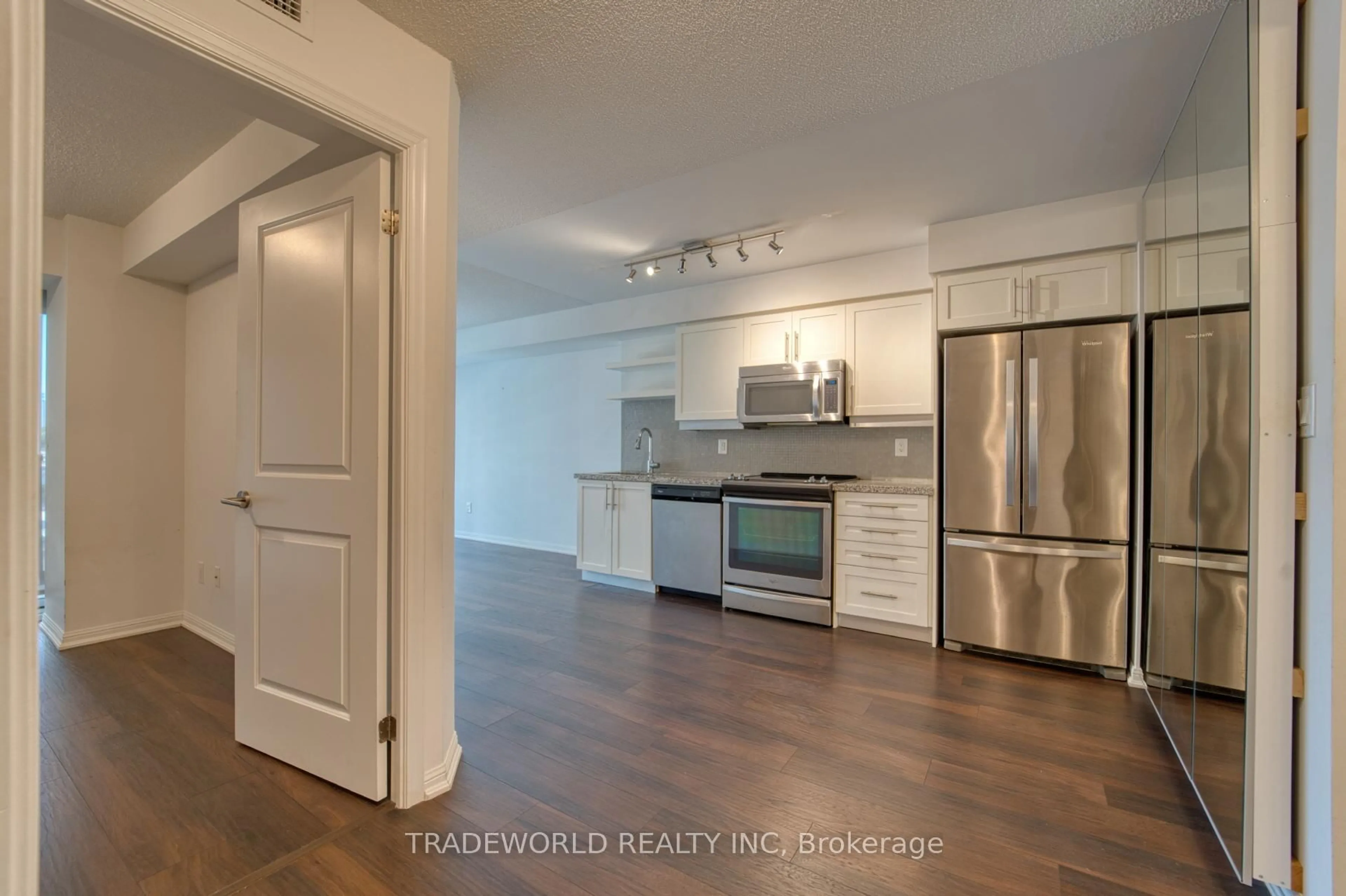 Open concept kitchen, wood/laminate floor for 400 Adelaide St #713, Toronto Ontario M5A 4S3
