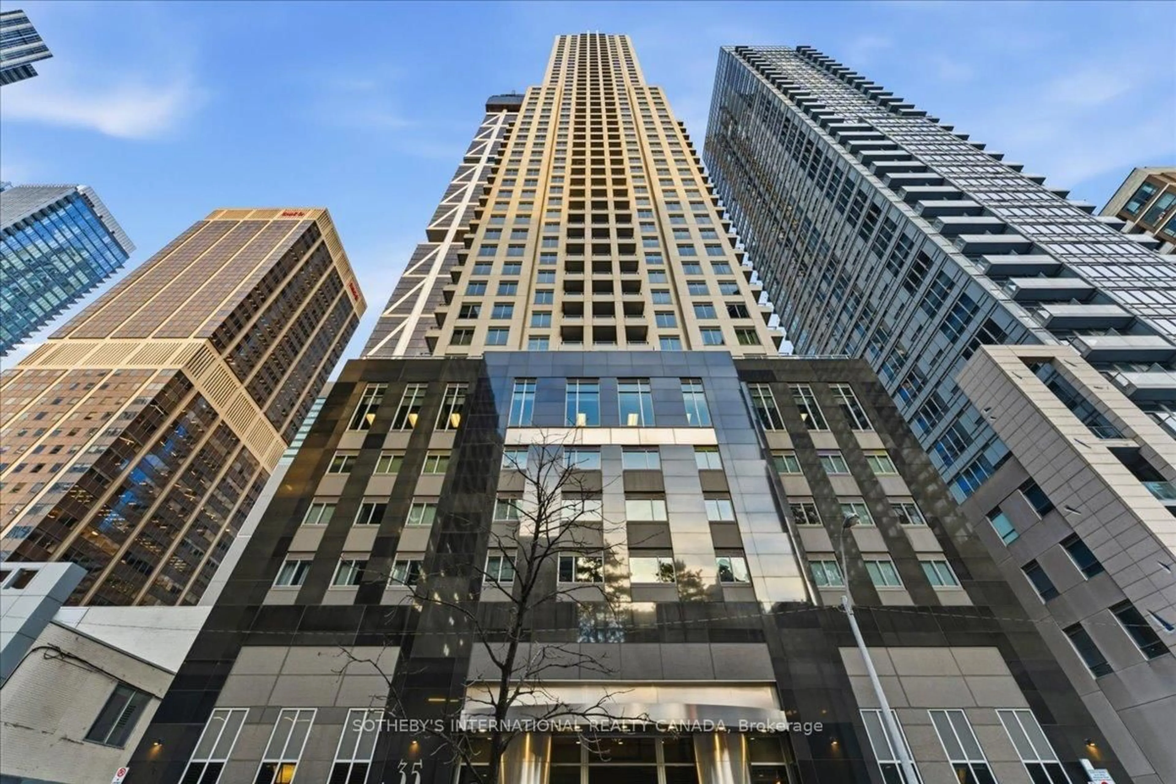 Indoor foyer for 35 Balmuto St #1502, Toronto Ontario M4Y 0A3