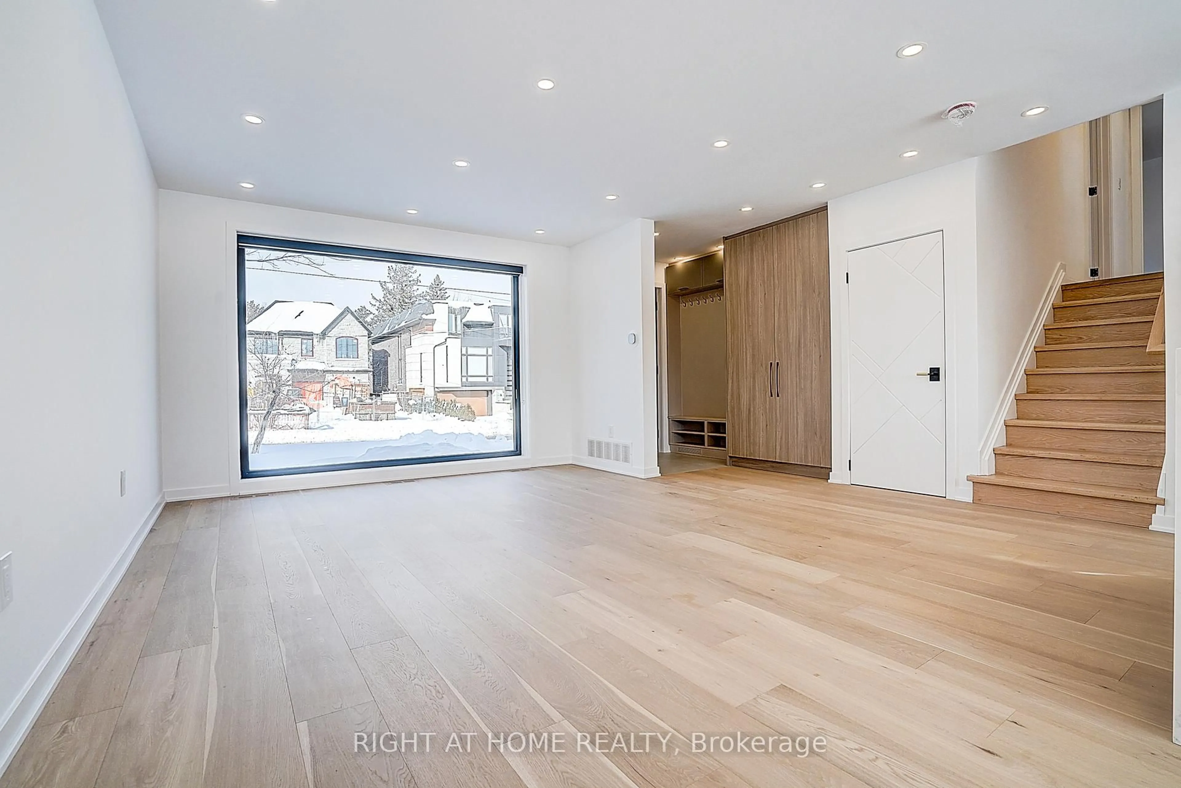 Unknown for 215 Churchill Ave, Toronto Ontario M2R 1E2