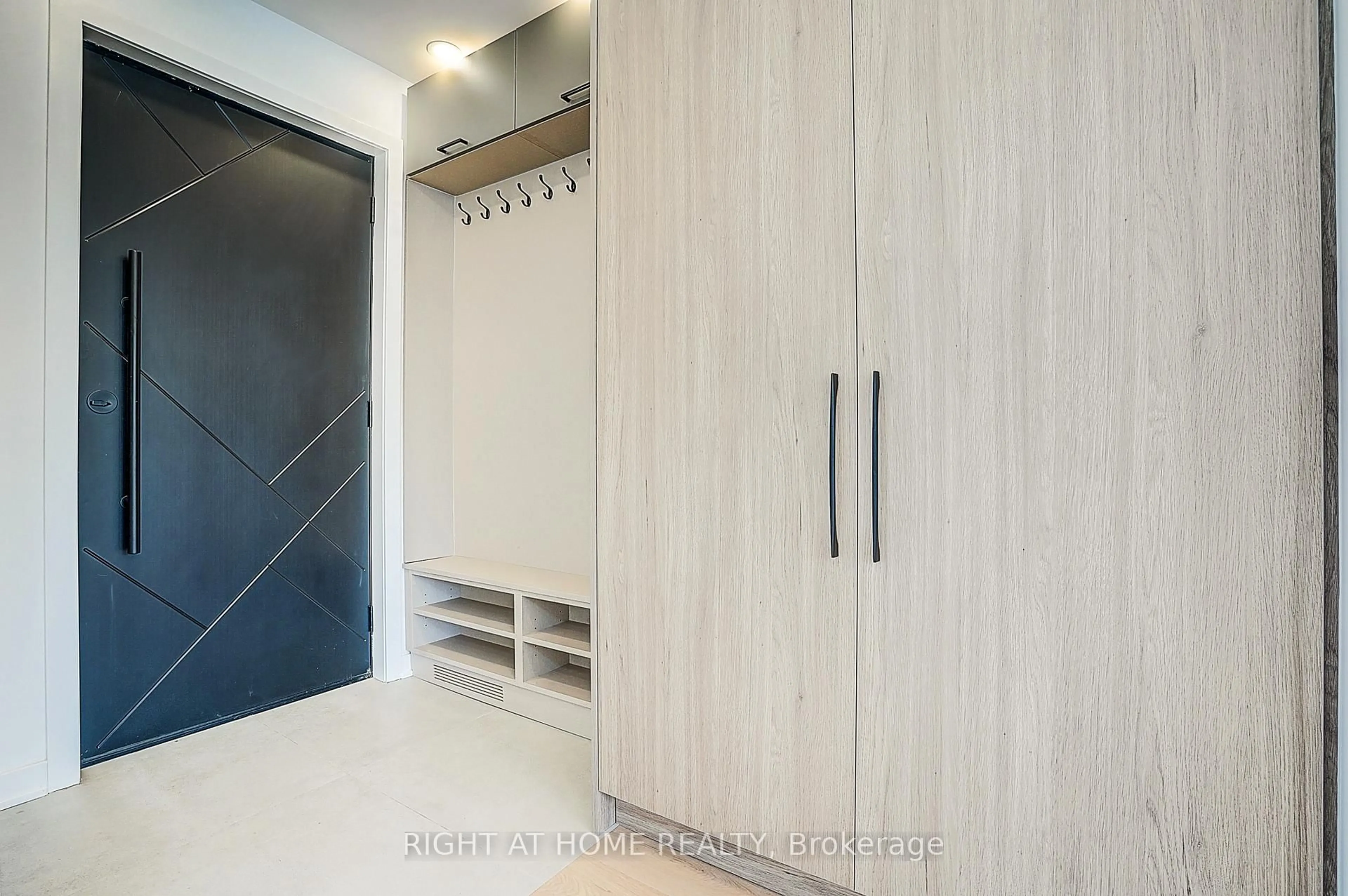 Storage room or clothes room or walk-in closet for 215 Churchill Ave, Toronto Ontario M2R 1E2