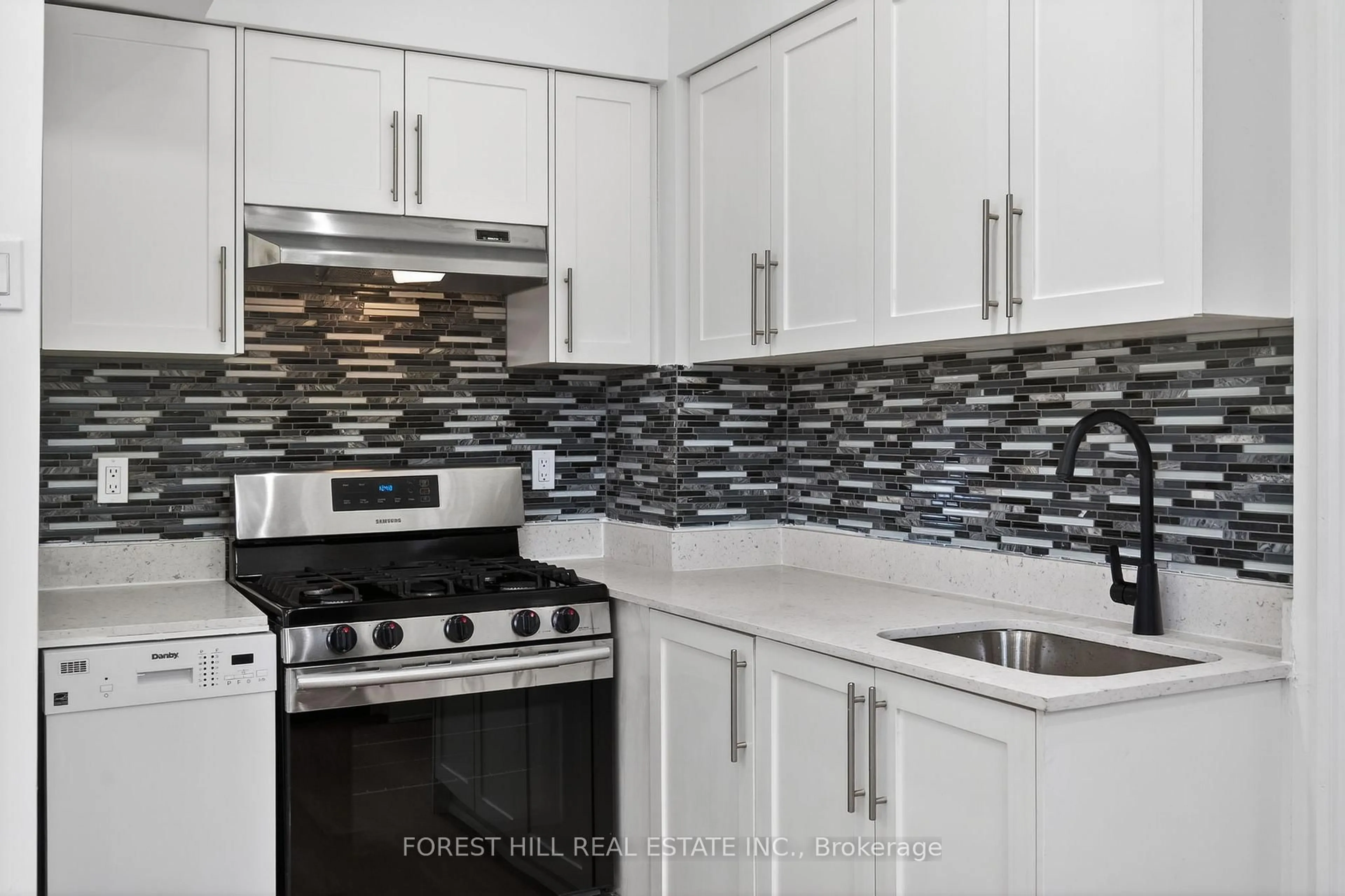 Unknown for 7 Ellsworth Ave, Toronto Ontario M6G 2K4