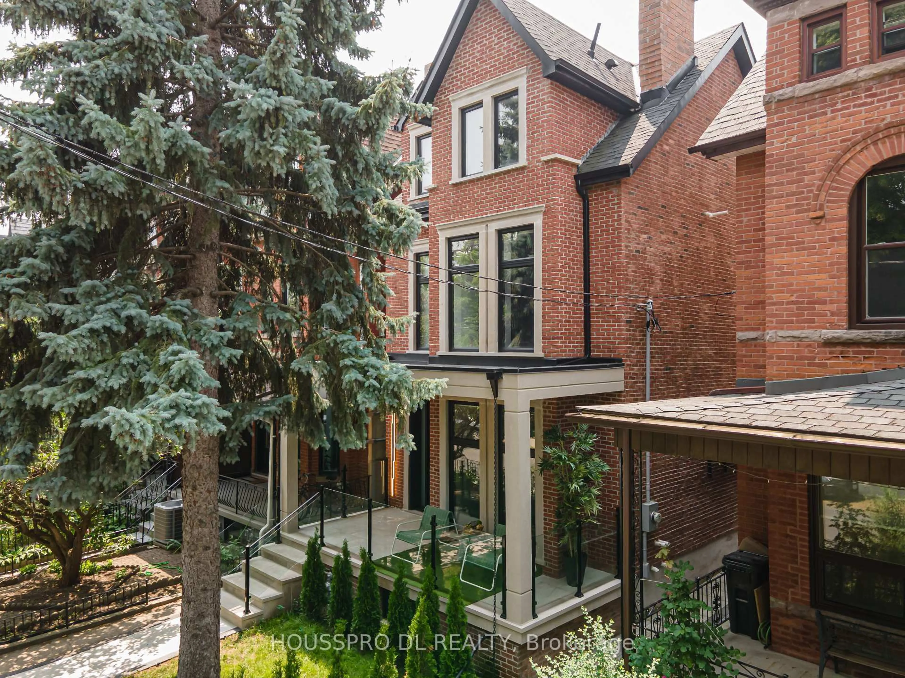 Home with brick exterior material, street for 82 Major St, Toronto Ontario M5S 2L1