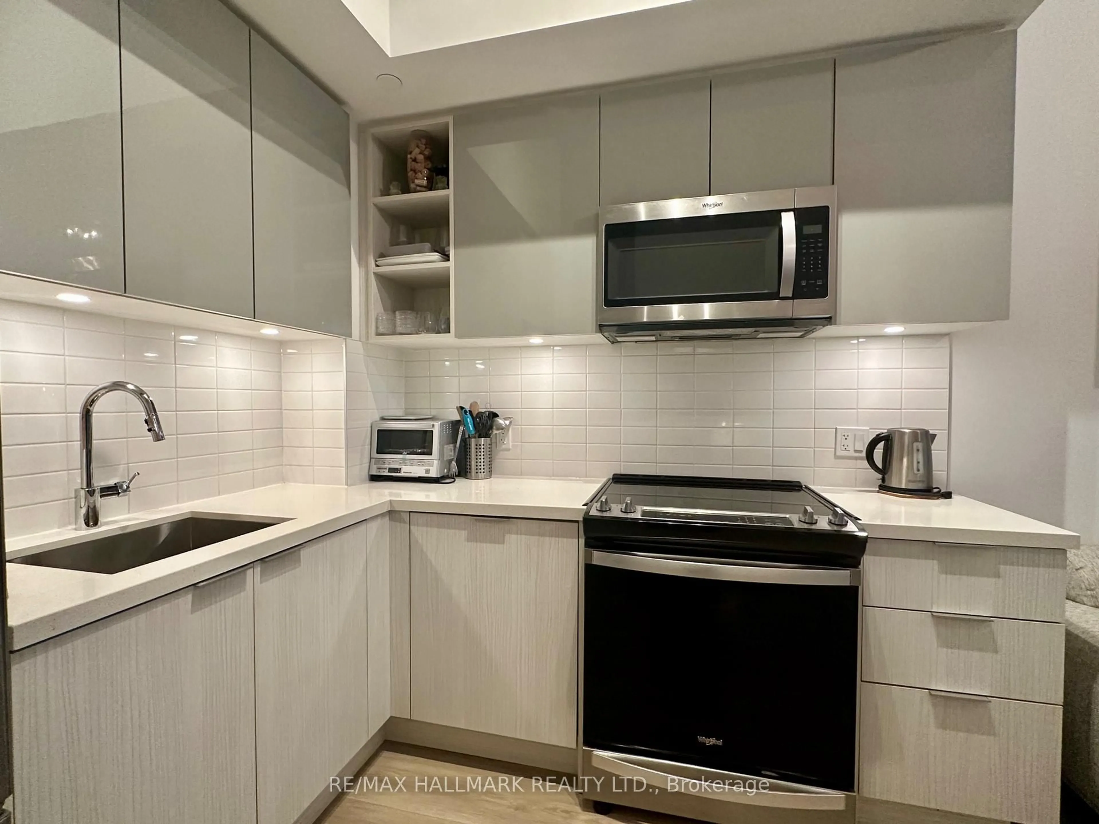 Standard kitchen, ceramic/tile floor for 50 Dunfield Ave #214, Toronto Ontario M4S 0E4