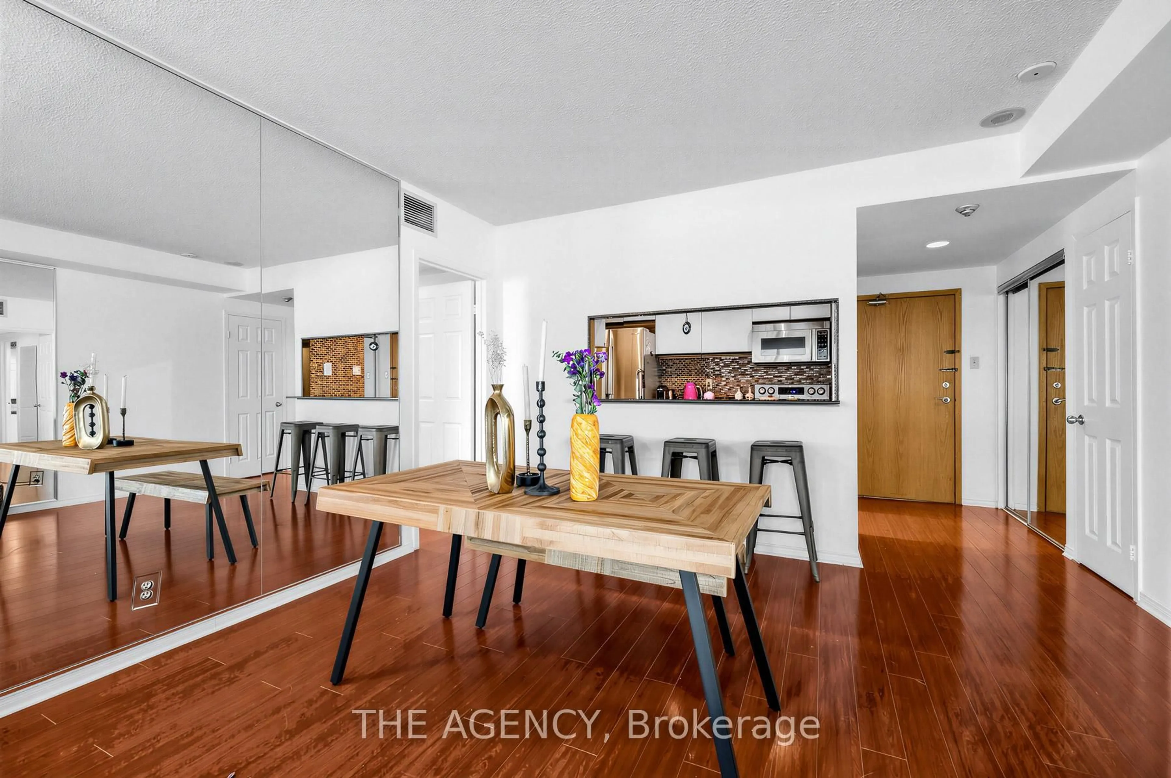 Unknown for 99 Harbour Sq #606, Toronto Ontario M5J 2H2