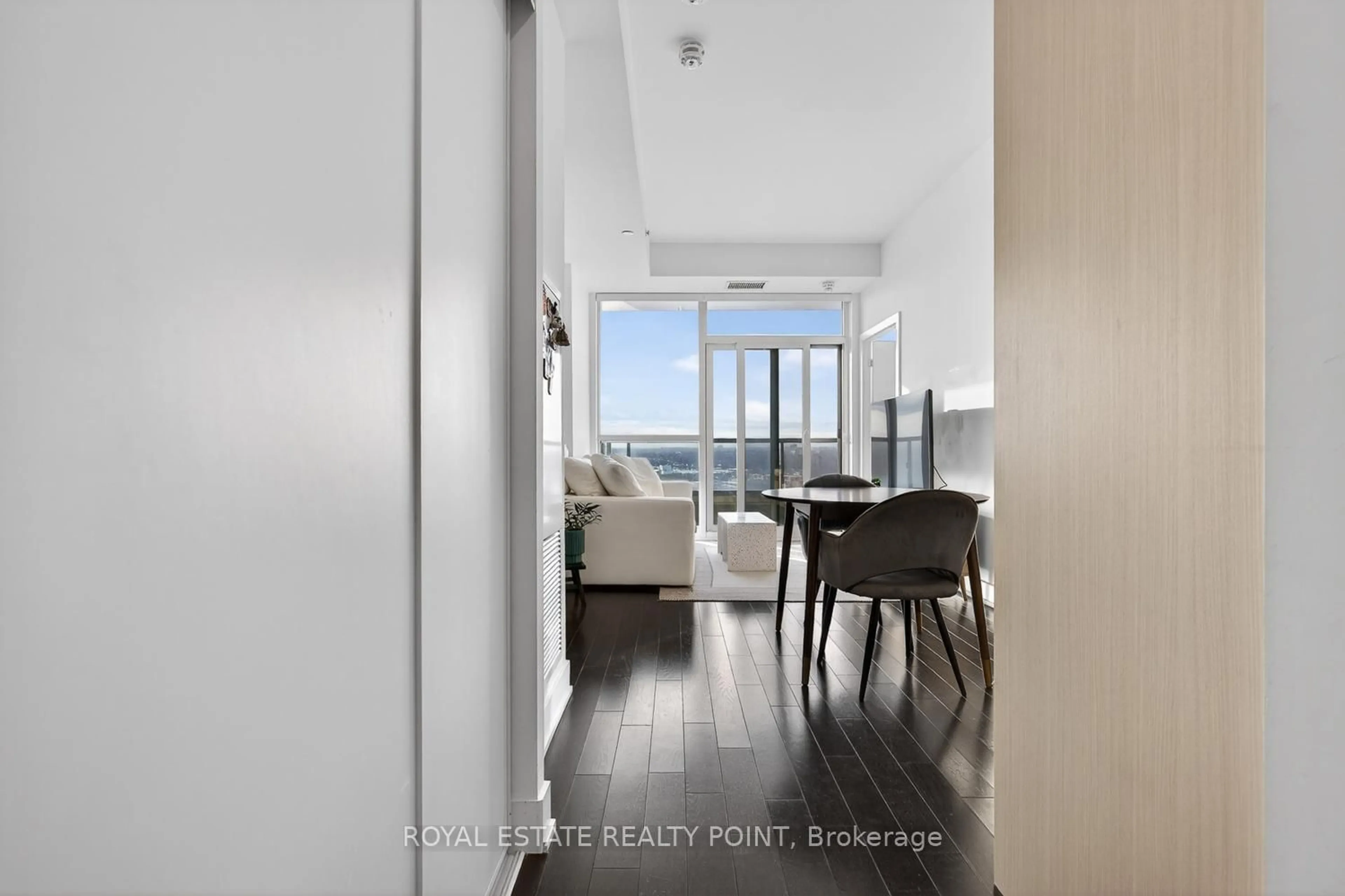 Indoor entryway for 181 Bedford Rd #2409, Toronto Ontario M5R 0C2