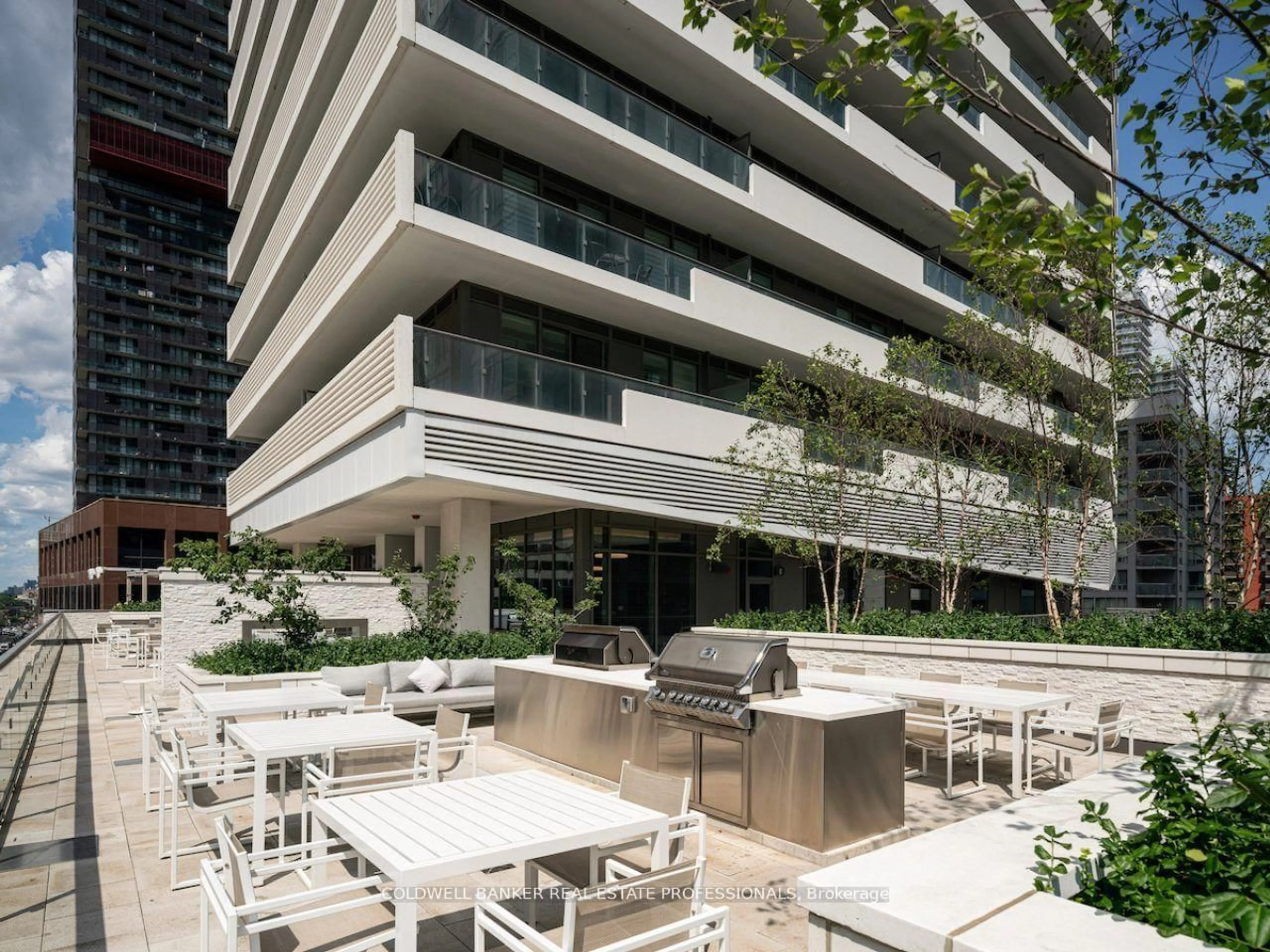 Patio, street for 2221 Yonge St #5304, Toronto Ontario M4S 2B4