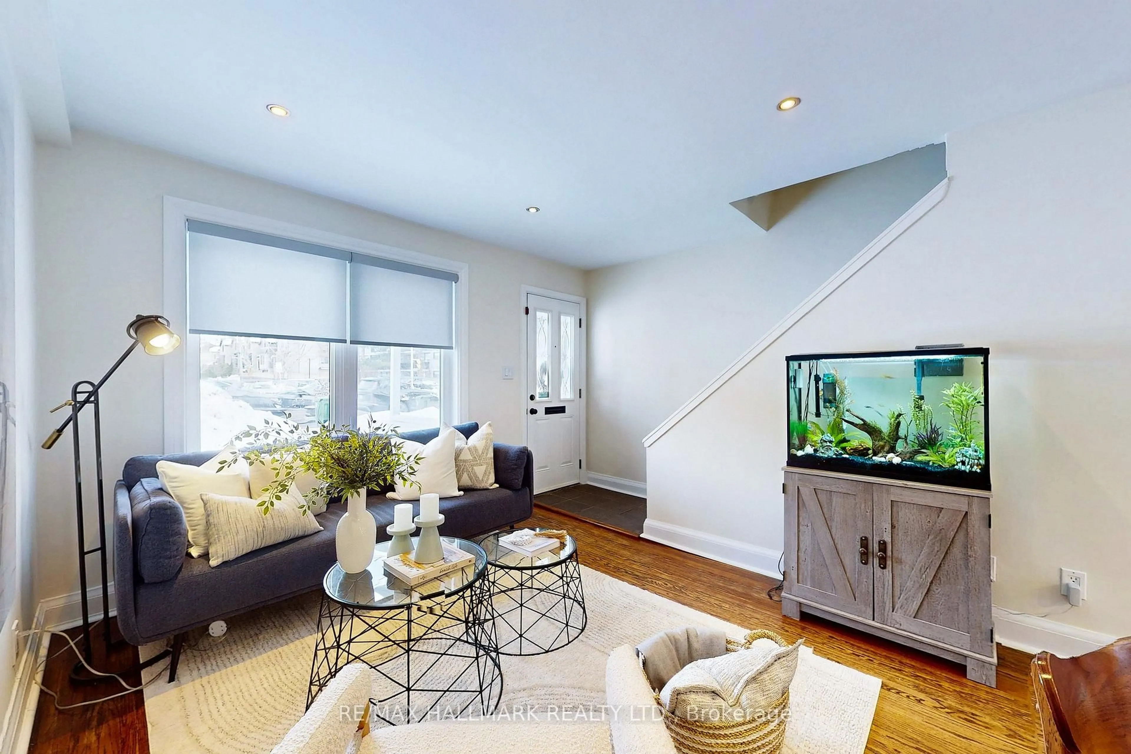 Living room with furniture, unknown for 3320 Bathurst St, Toronto Ontario M6A 2B6