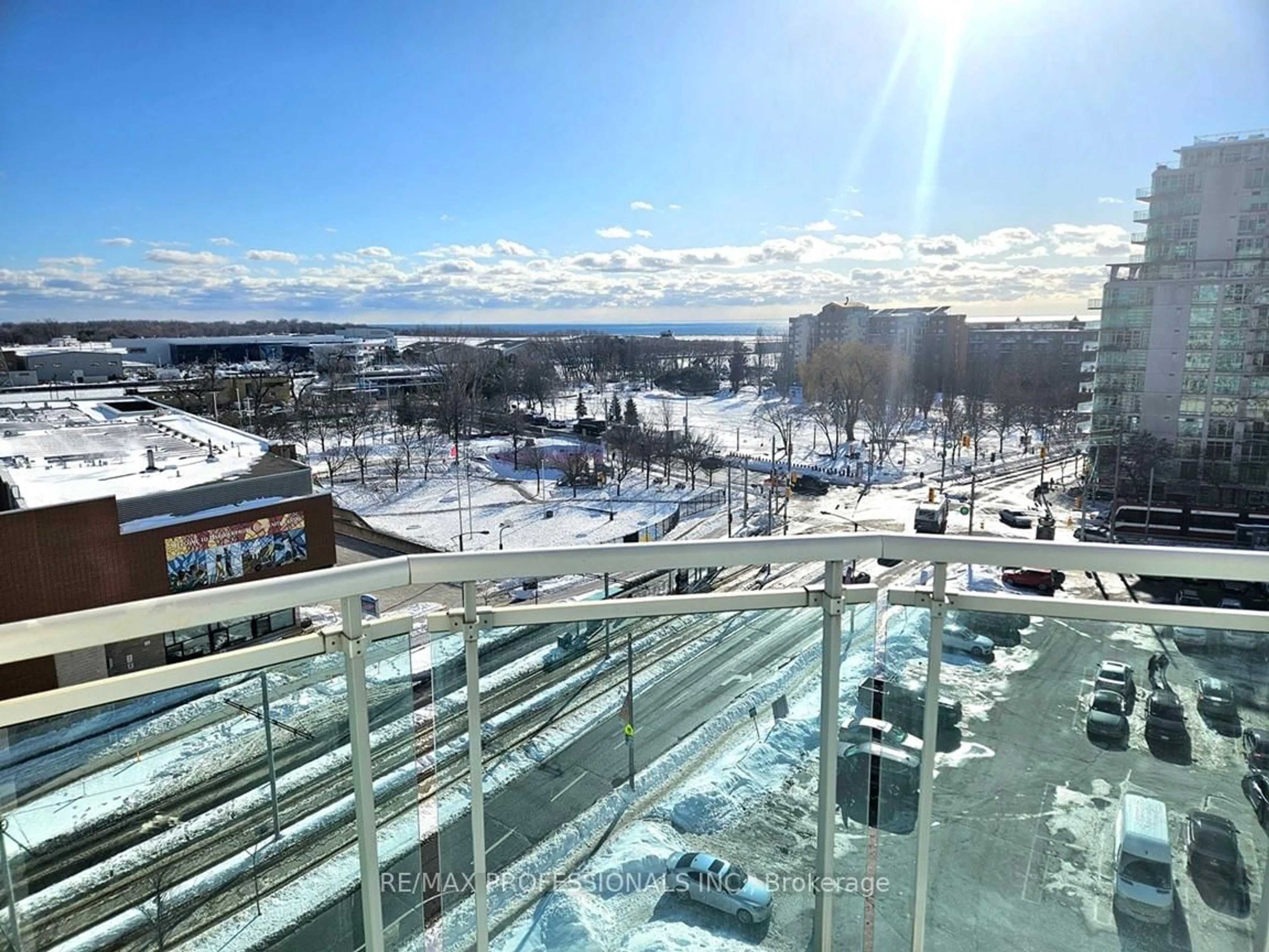 Balcony in the apartment, city buildings view from balcony for 600 Queens Quay #1028, Toronto Ontario M5V 3M3