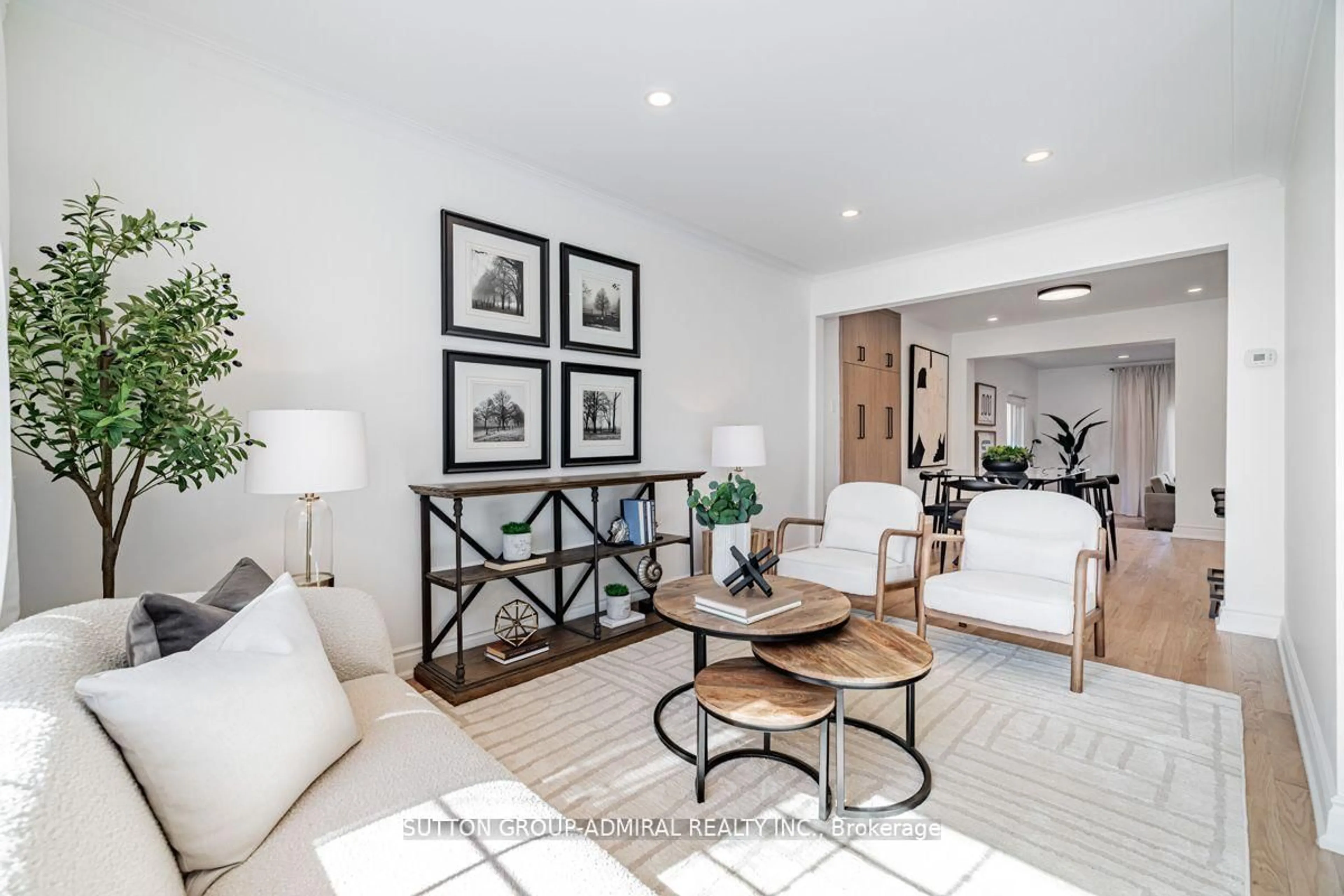 Living room with furniture, unknown for 248 Sandringham Dr, Toronto Ontario M3H 1G3