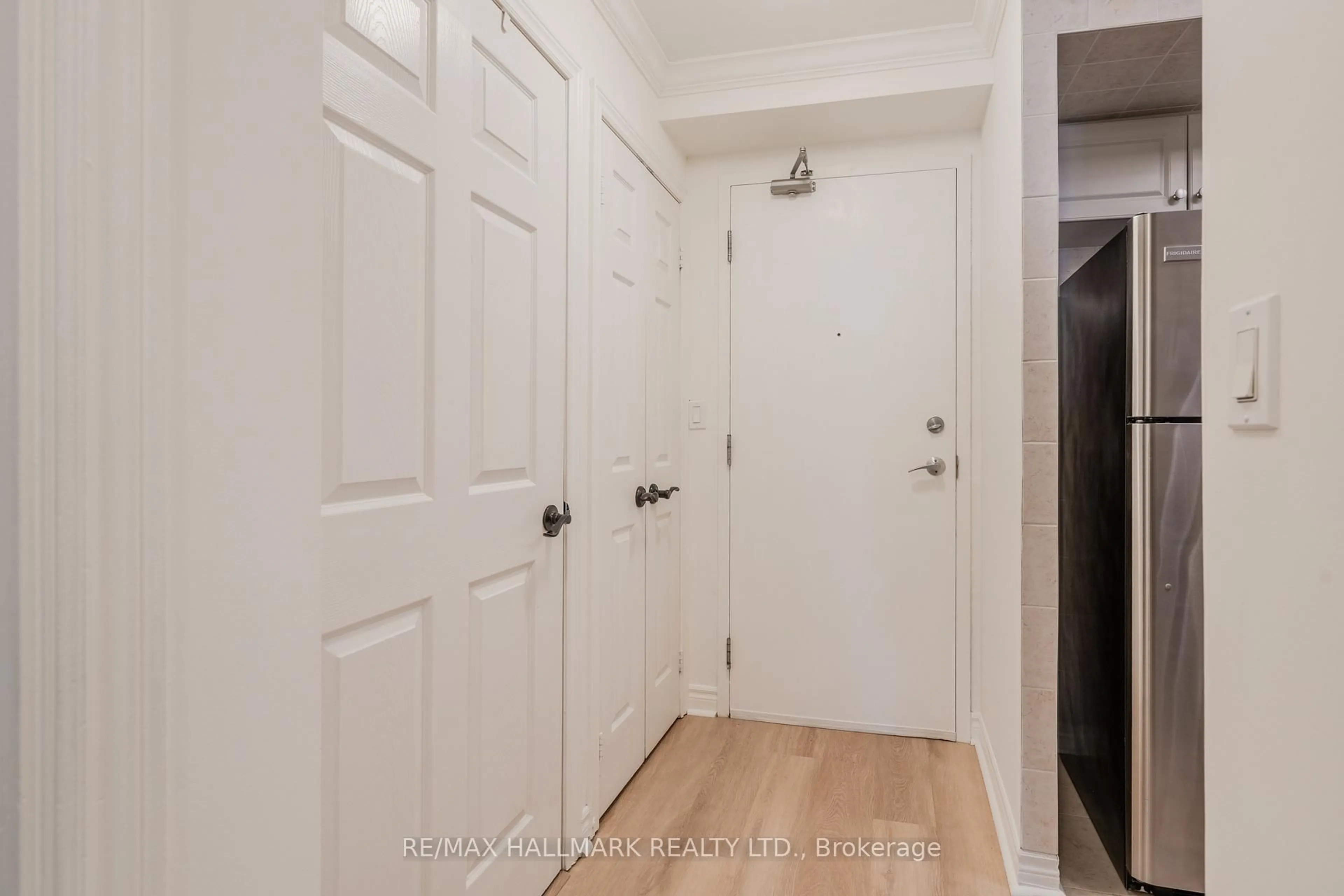 Indoor entryway for 225 Wellesley St #406, Toronto Ontario M4X 1X8