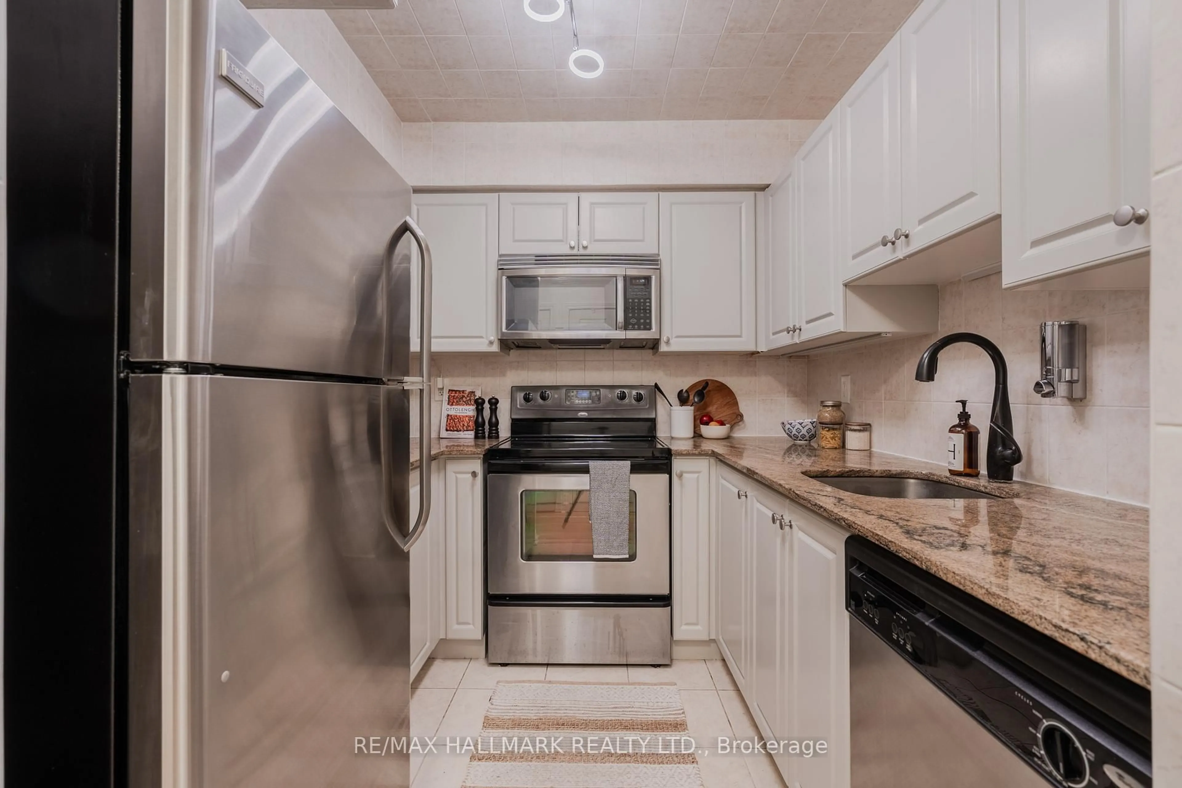 Standard kitchen, ceramic/tile floor for 225 Wellesley St #406, Toronto Ontario M4X 1X8