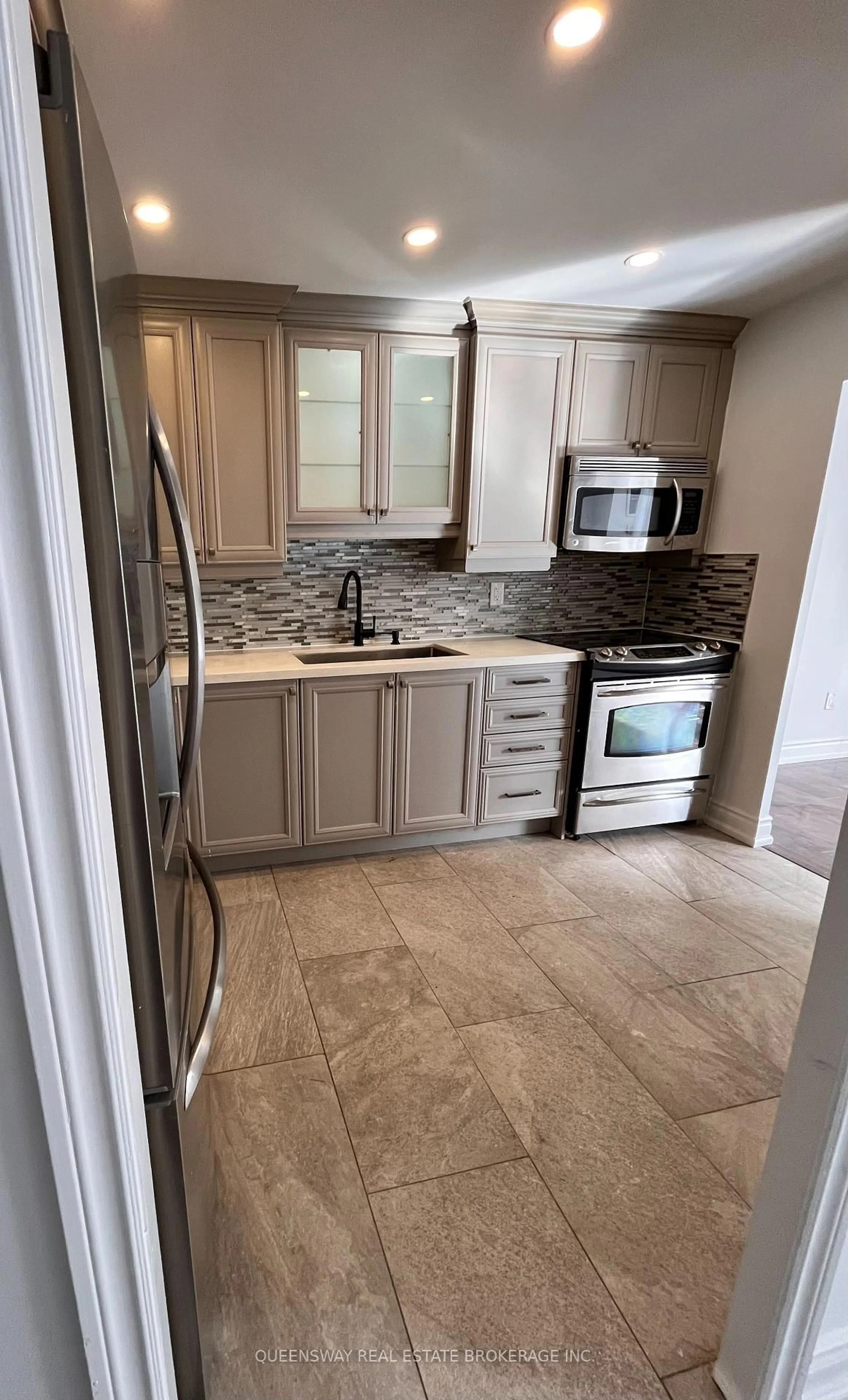 Open concept kitchen, ceramic/tile floor for 10 Edgecliff Gfwy #504, Toronto Ontario M3C 3A3