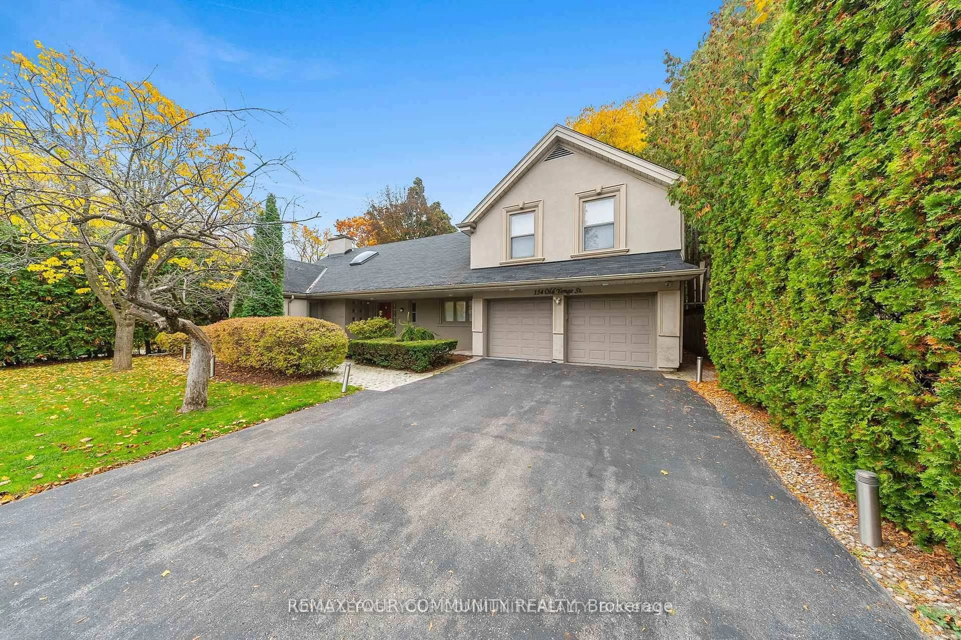 A pic from outside/outdoor area/front of a property/back of a property/a pic from drone, street for 154 Old Yonge St, Toronto Ontario M2P 1P9