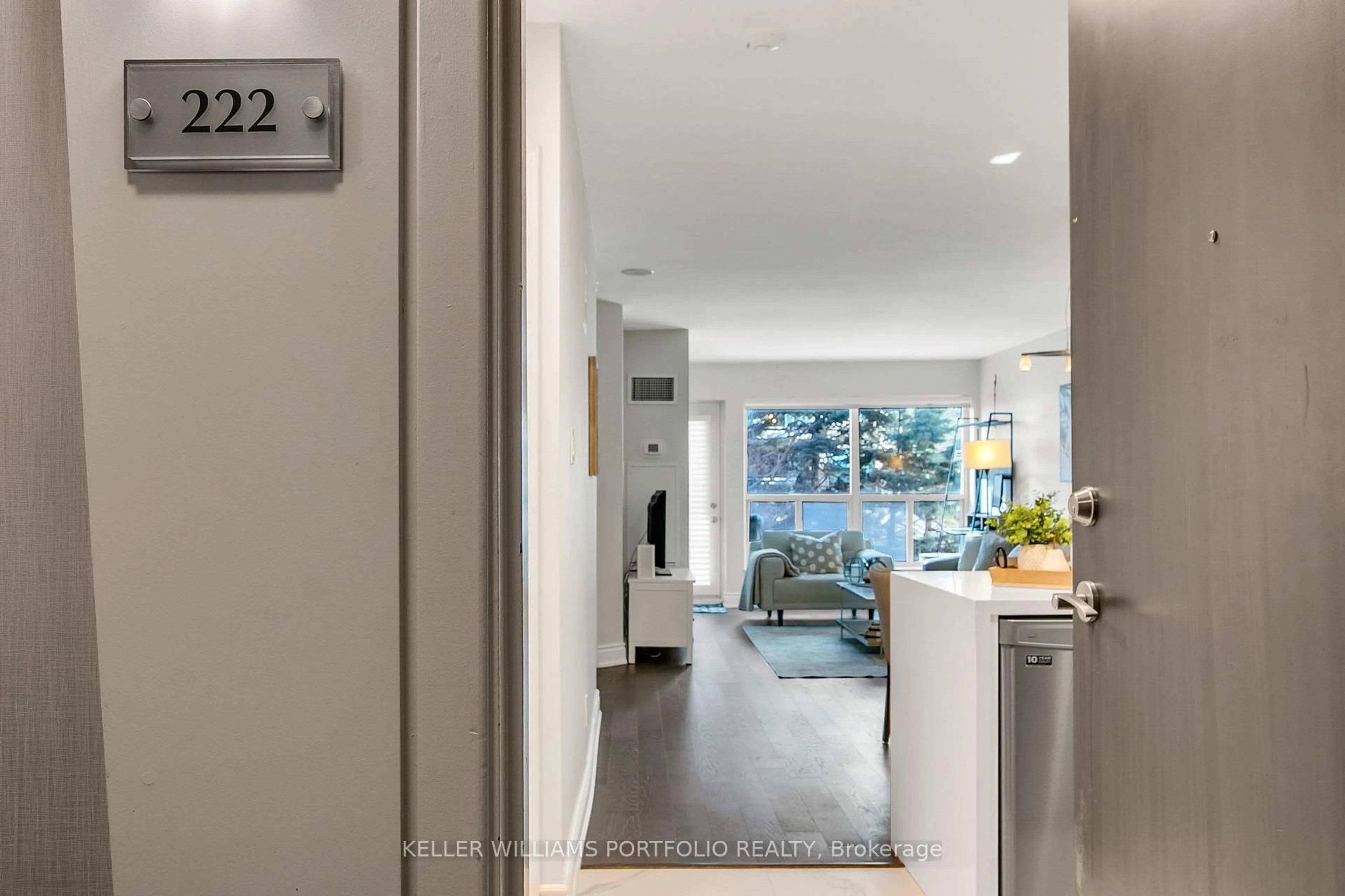Indoor entryway for 600 Queens Quay #222, Toronto Ontario M5V 3M3