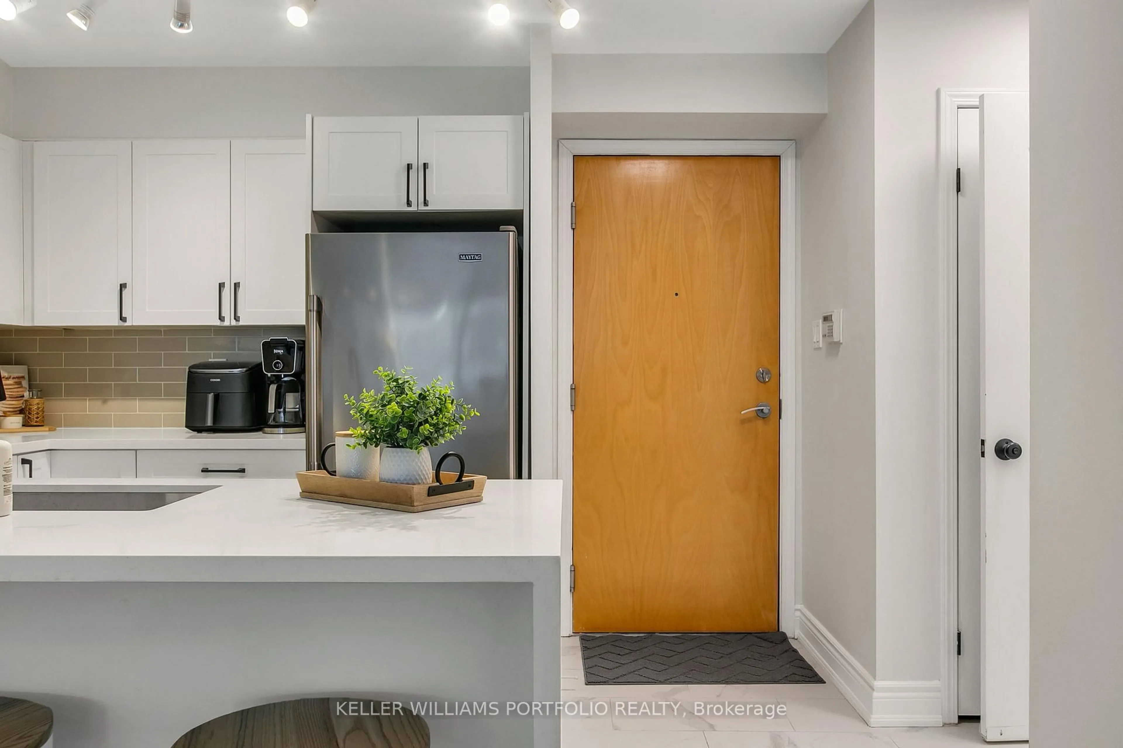 Contemporary kitchen, unknown for 600 Queens Quay #222, Toronto Ontario M5V 3M3