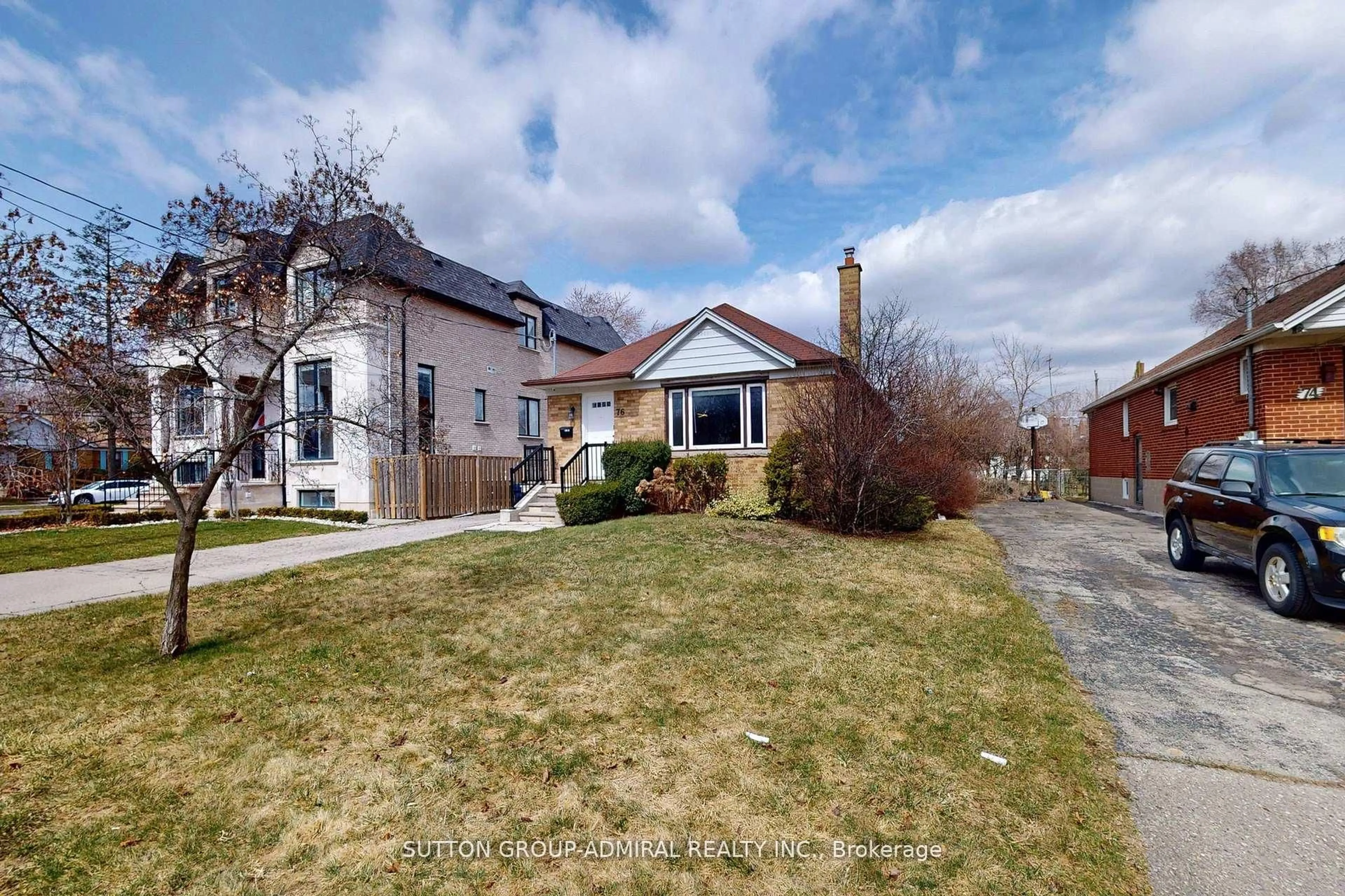 A pic from outside/outdoor area/front of a property/back of a property/a pic from drone, street for 76 Ridgevale Dr, Toronto Ontario M6A 1L1