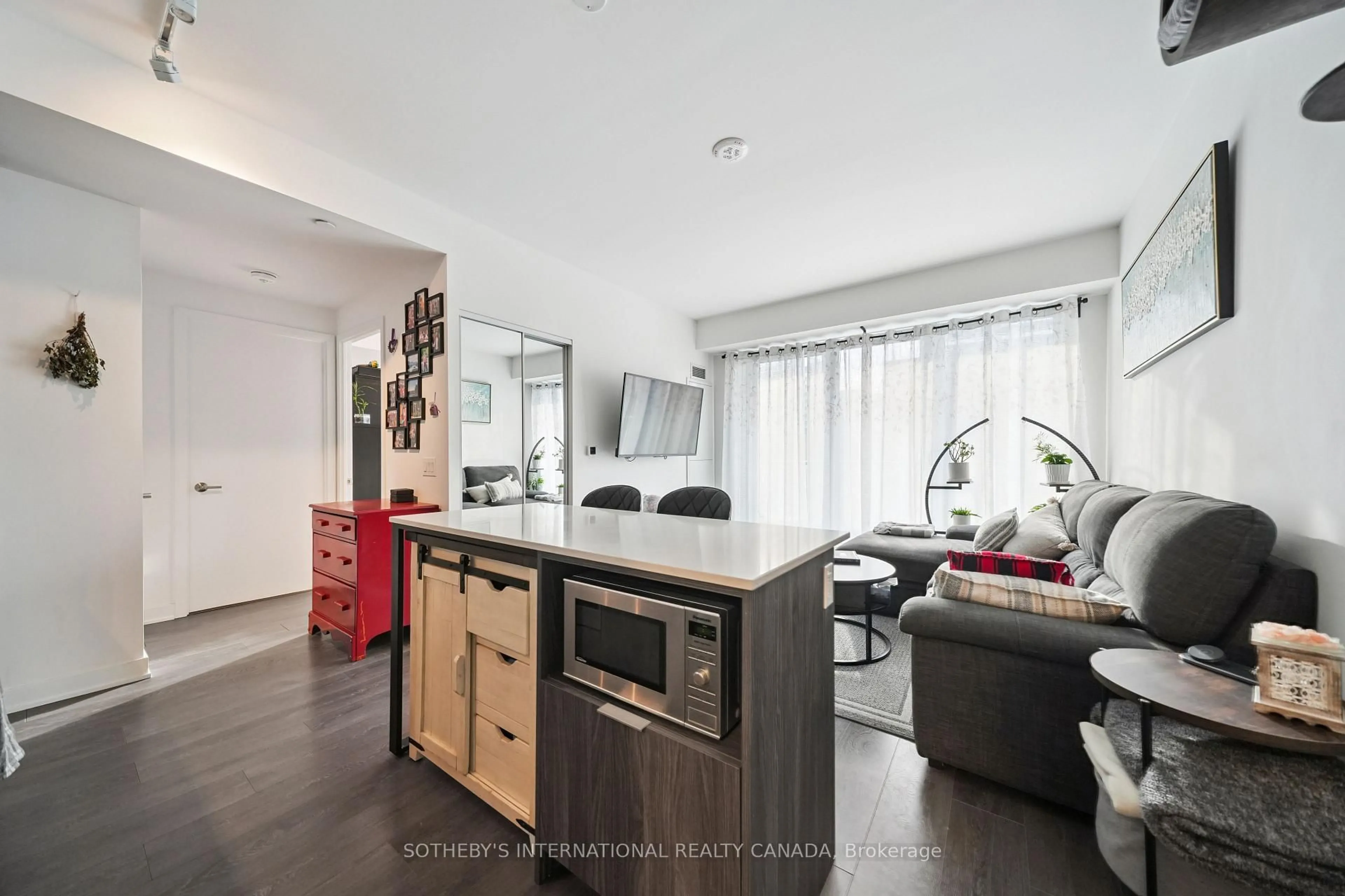 Open concept kitchen, wood/laminate floor for 130 River St #1205, Toronto Ontario M5A 0R8